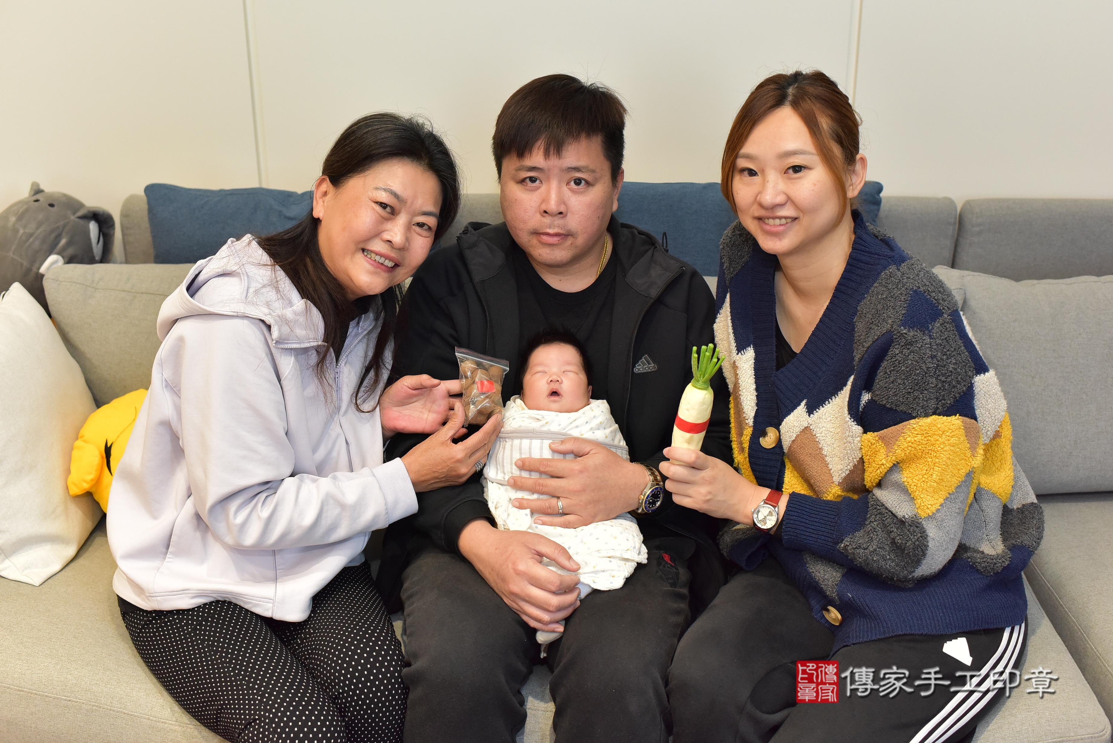 傳家手工印章台南店、抓周、度脺、中國風會場、傳家嬰兒古禮、吉祥話、抓周道具物品24種、拍照。抓周證書。寶寶抓周、滿周歲、生日快樂、祝福