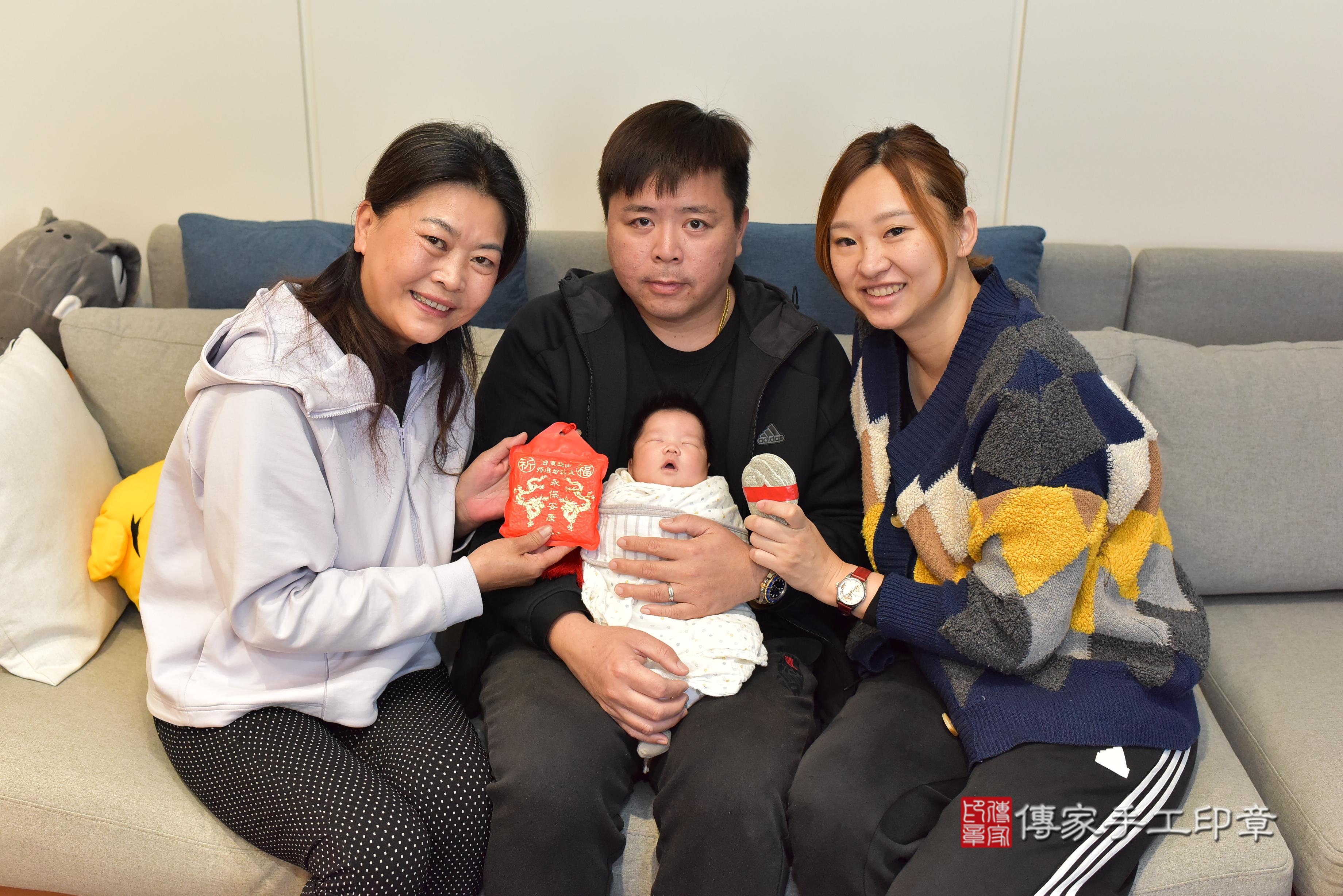 傳家手工印章台南店、抓周、度脺、中國風會場、傳家嬰兒古禮、吉祥話、抓周道具物品24種、拍照。抓周證書。寶寶抓周、滿周歲、生日快樂、祝福