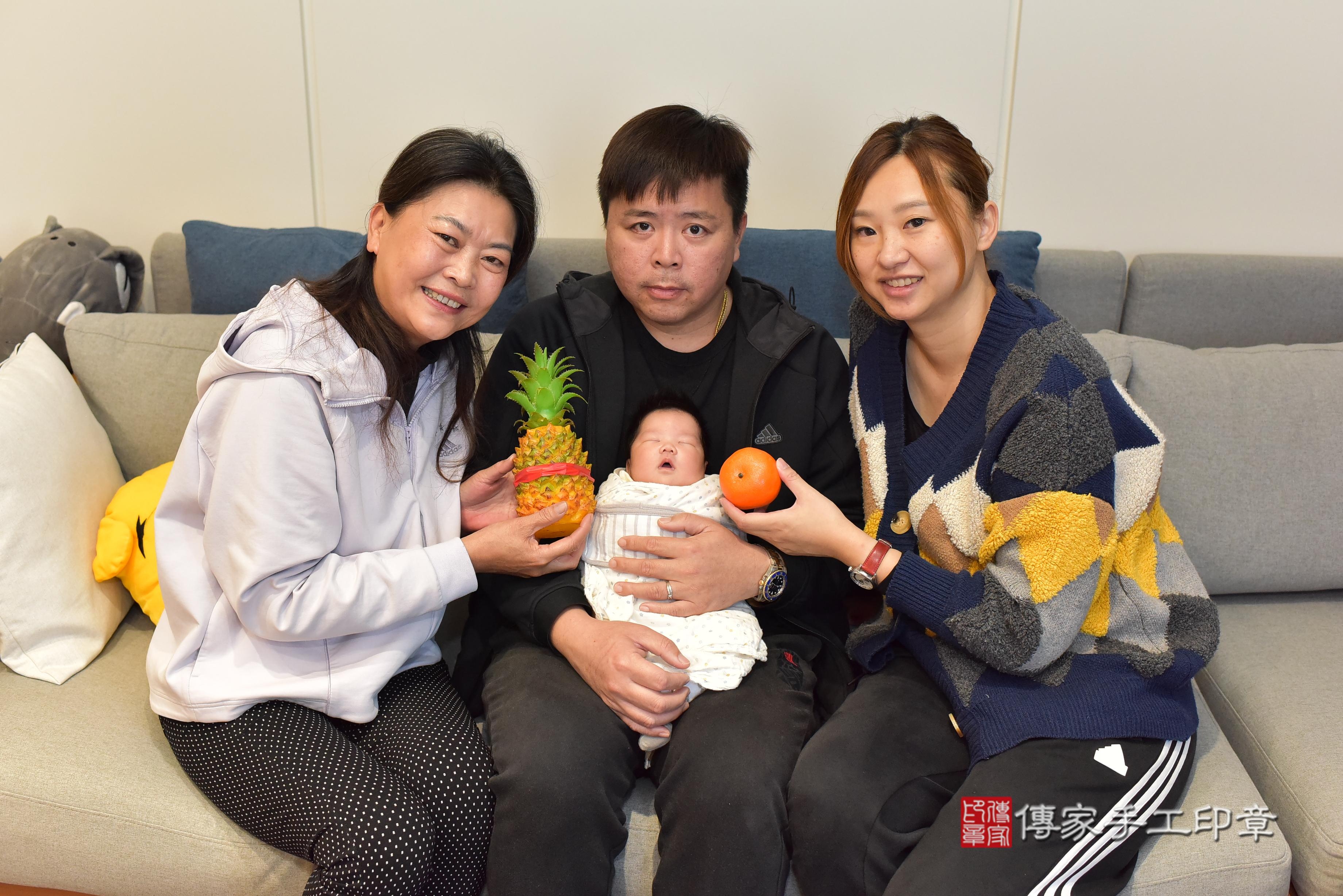 傳家手工印章台南店、抓周、度脺、中國風會場、傳家嬰兒古禮、吉祥話、抓周道具物品24種、拍照。抓周證書。寶寶抓周、滿周歲、生日快樂、祝福