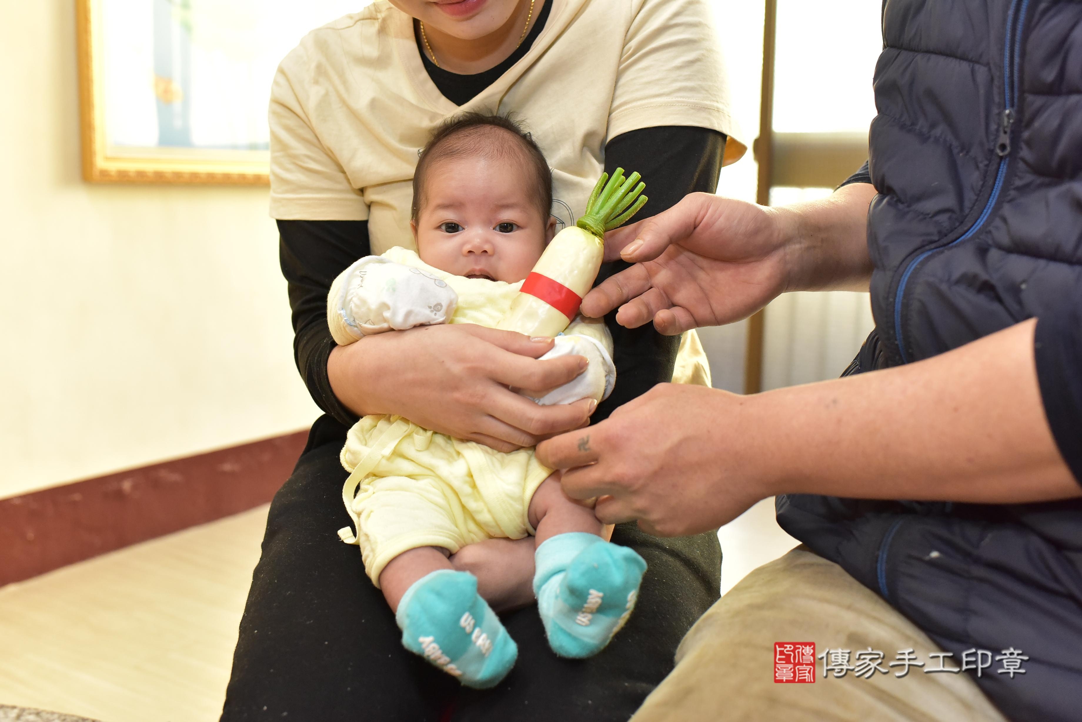 傳家手工印章台南店、抓周、度脺、中國風會場、傳家嬰兒古禮、吉祥話、抓周道具物品24種、拍照。抓周證書。寶寶抓周、滿周歲、生日快樂、祝福