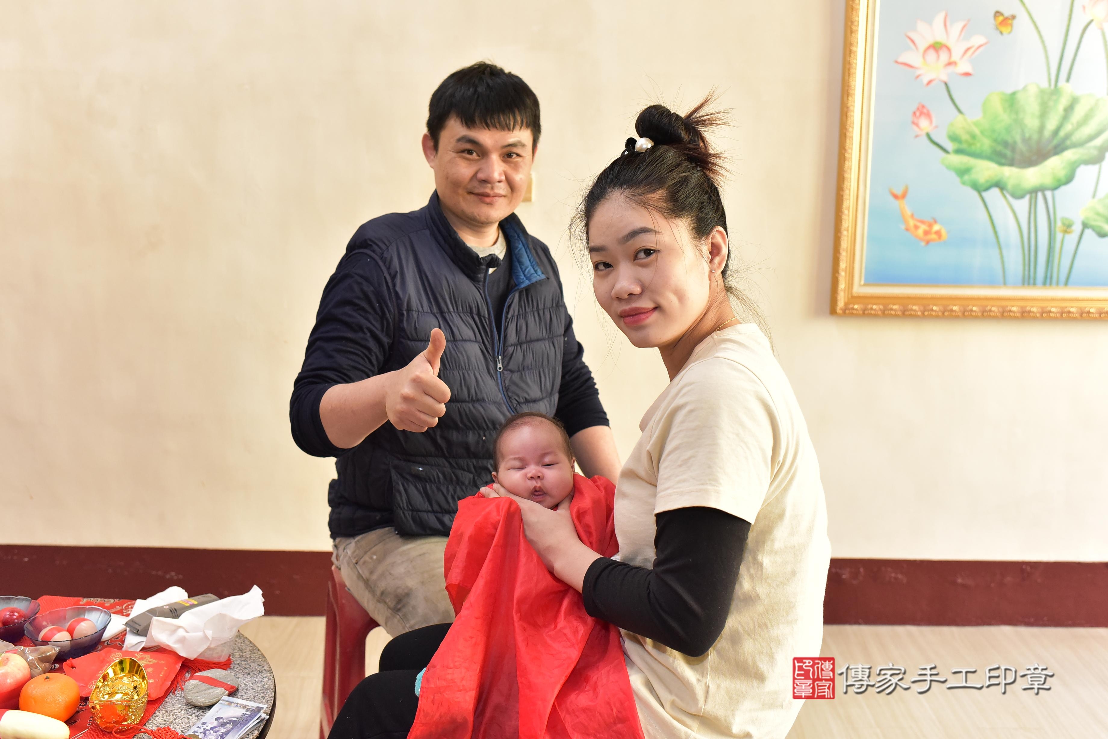傳家手工印章台南店、抓周、度脺、中國風會場、傳家嬰兒古禮、吉祥話、抓周道具物品24種、拍照。抓周證書。寶寶抓周、滿周歲、生日快樂、祝福