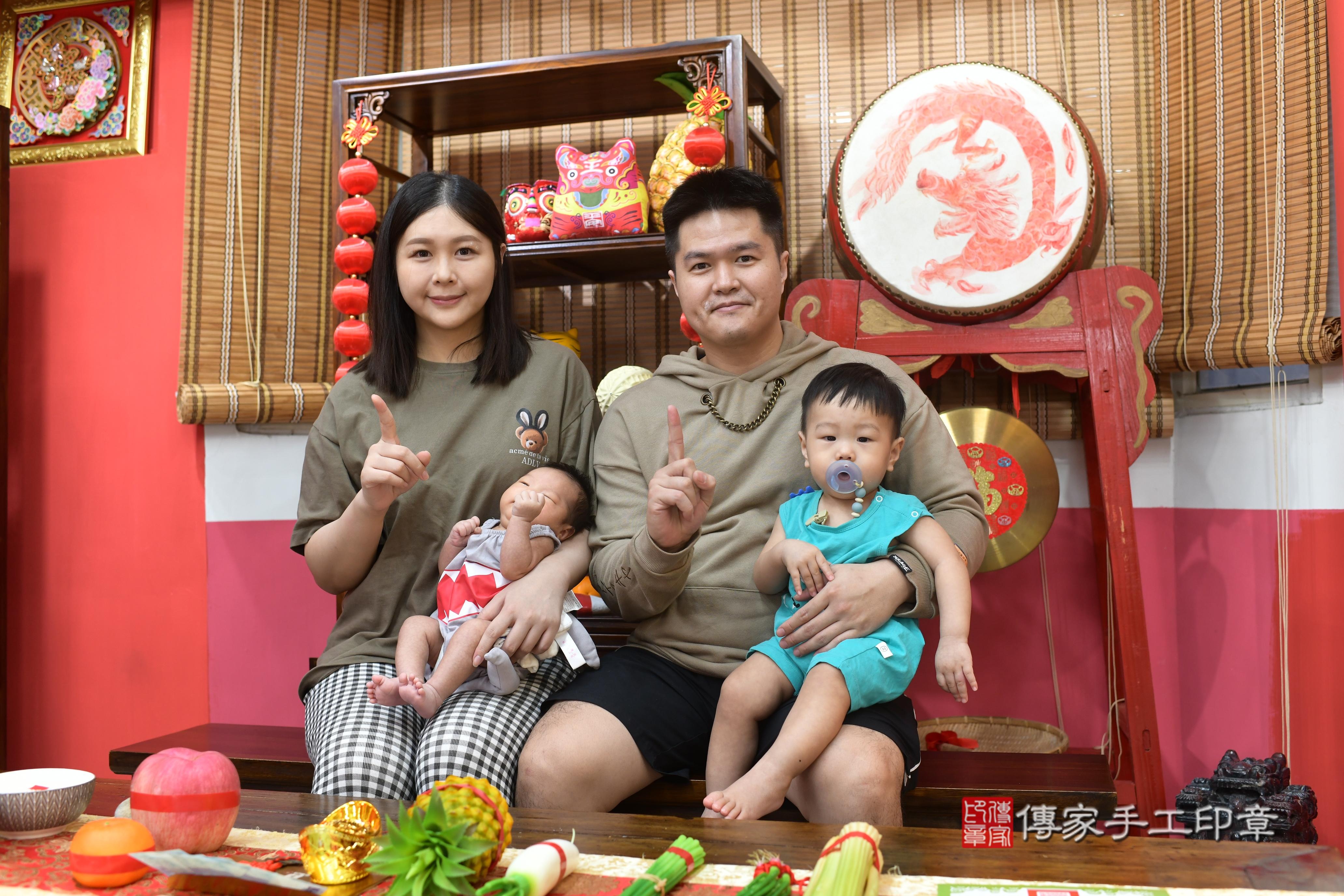 傳家手工印章高雄店、抓周、度脺、中國風會場、傳家嬰兒古禮、吉祥話、抓周道具物品24種、拍照。抓周證書。寶寶抓周、滿周歲、生日快樂、祝福