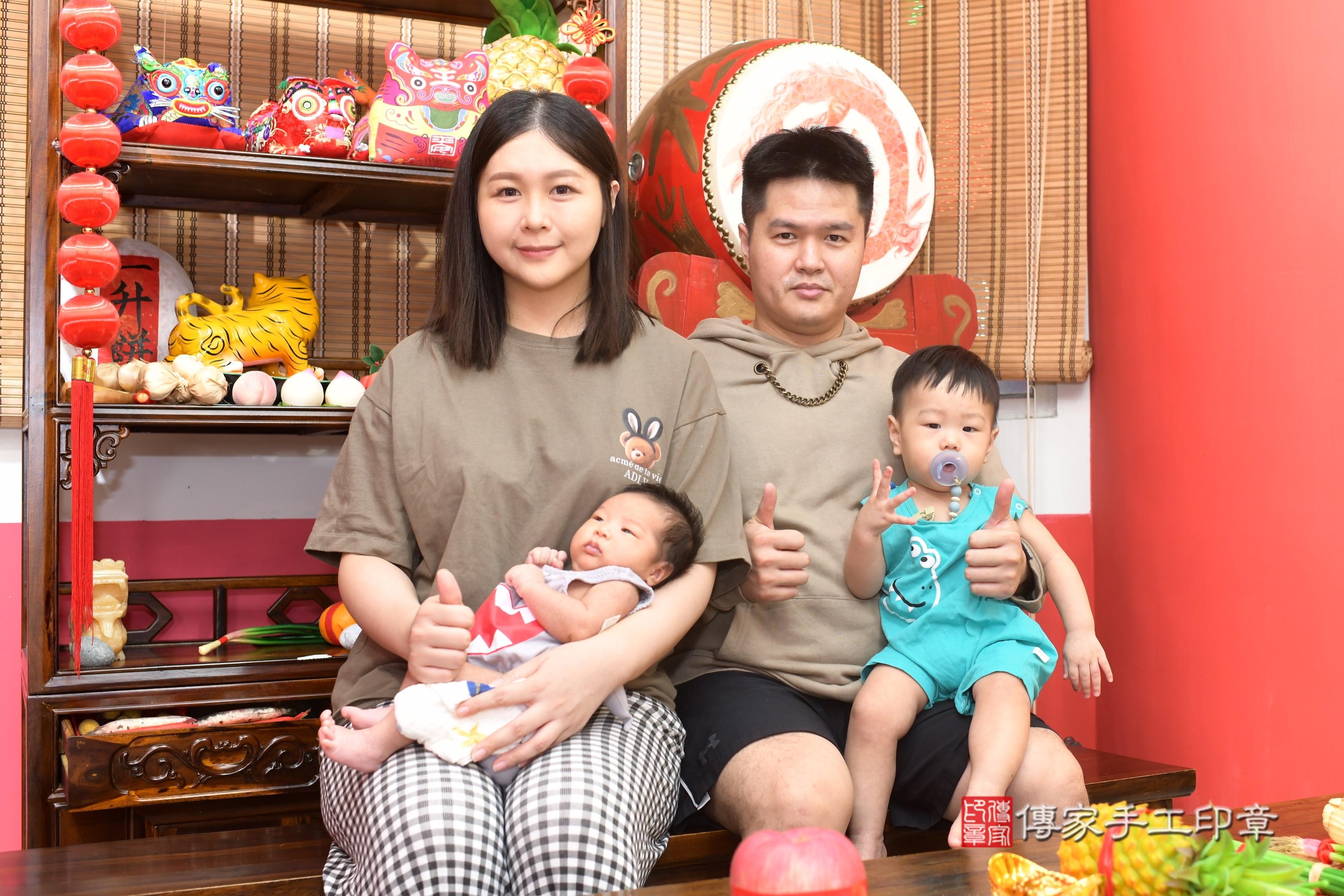 傳家手工印章高雄店、抓周、度脺、中國風會場、傳家嬰兒古禮、吉祥話、抓周道具物品24種、拍照。抓周證書。寶寶抓周、滿周歲、生日快樂、祝福