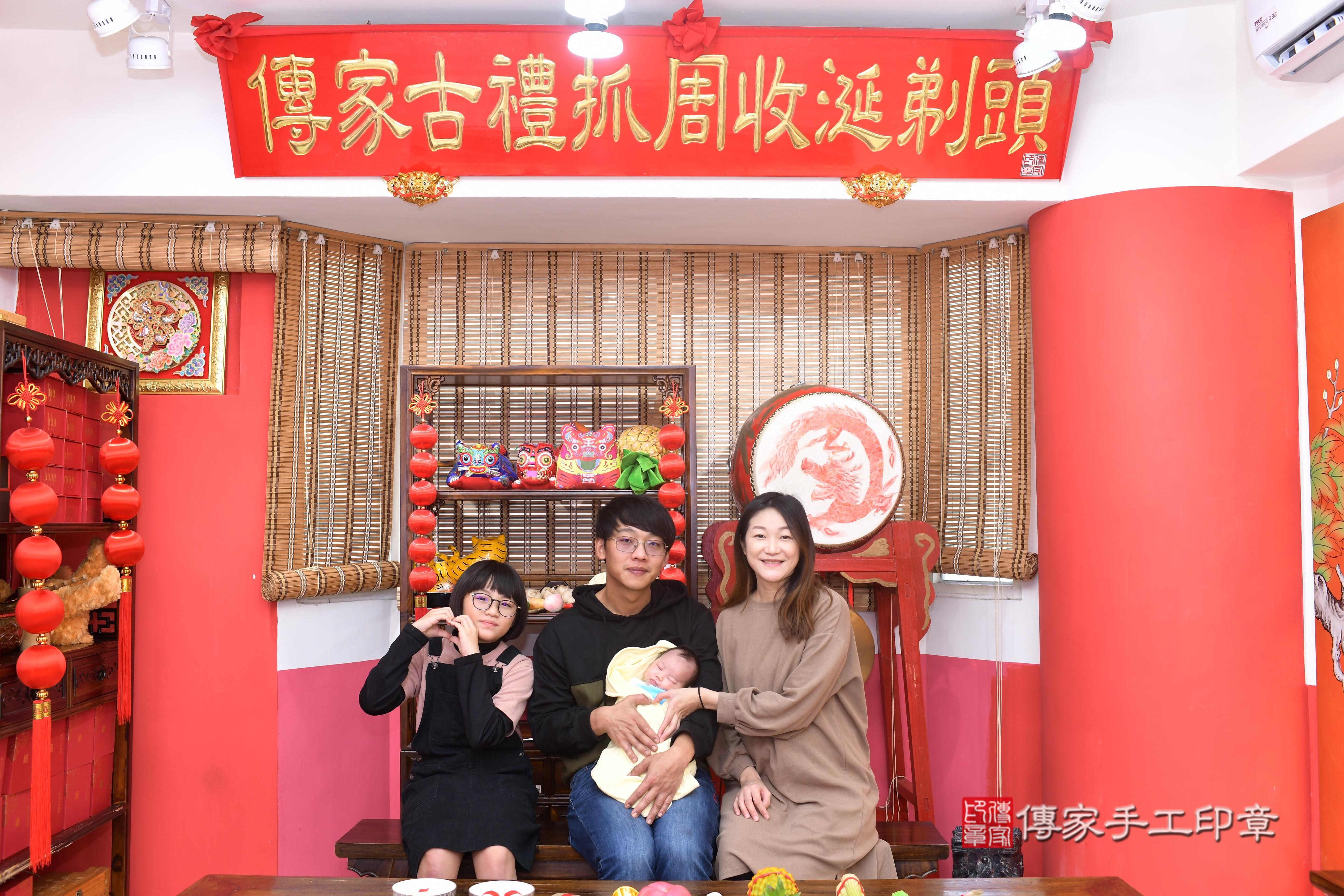 傳家手工印章高雄店、抓周、度脺、中國風會場、傳家嬰兒古禮、吉祥話、抓周道具物品24種、拍照。抓周證書。寶寶抓周、滿周歲、生日快樂、祝福