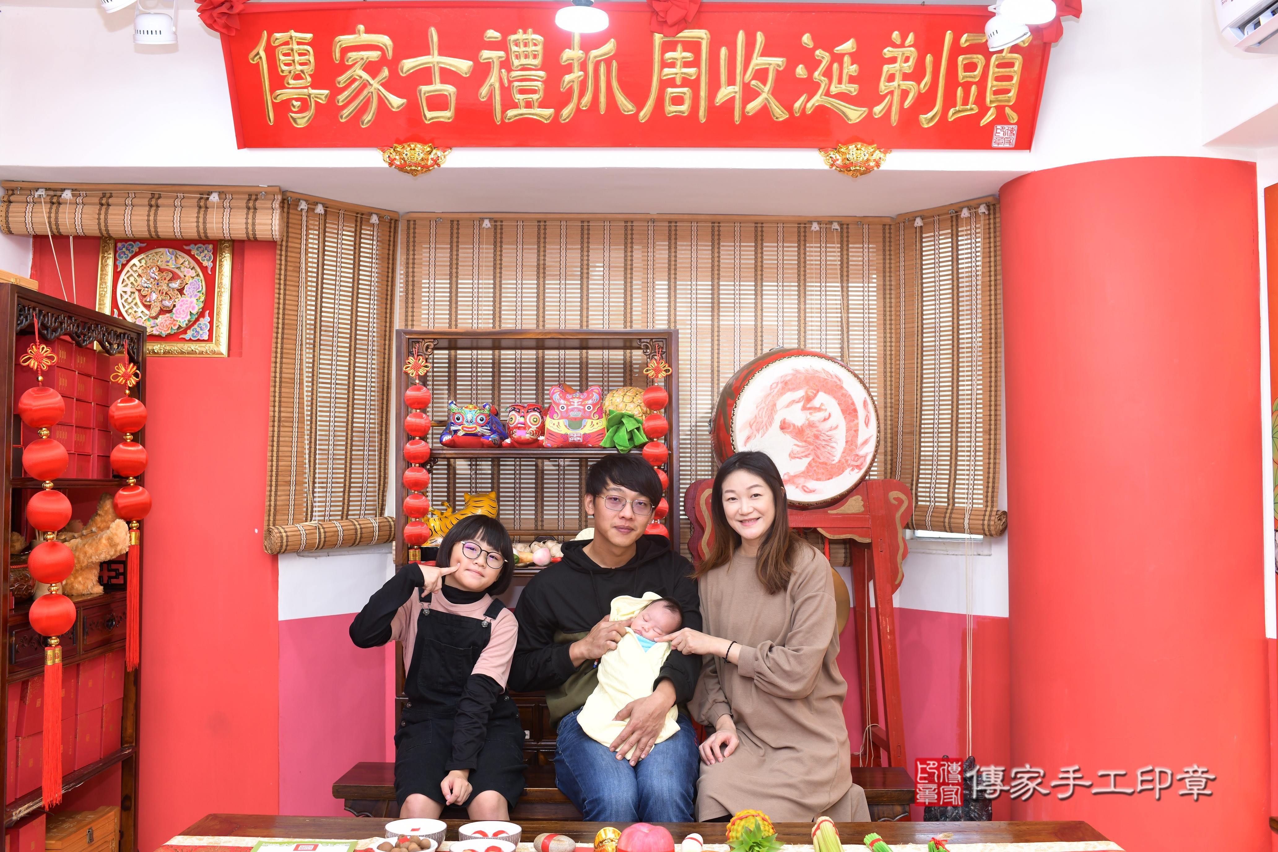 傳家手工印章高雄店、抓周、度脺、中國風會場、傳家嬰兒古禮、吉祥話、抓周道具物品24種、拍照。抓周證書。寶寶抓周、滿周歲、生日快樂、祝福