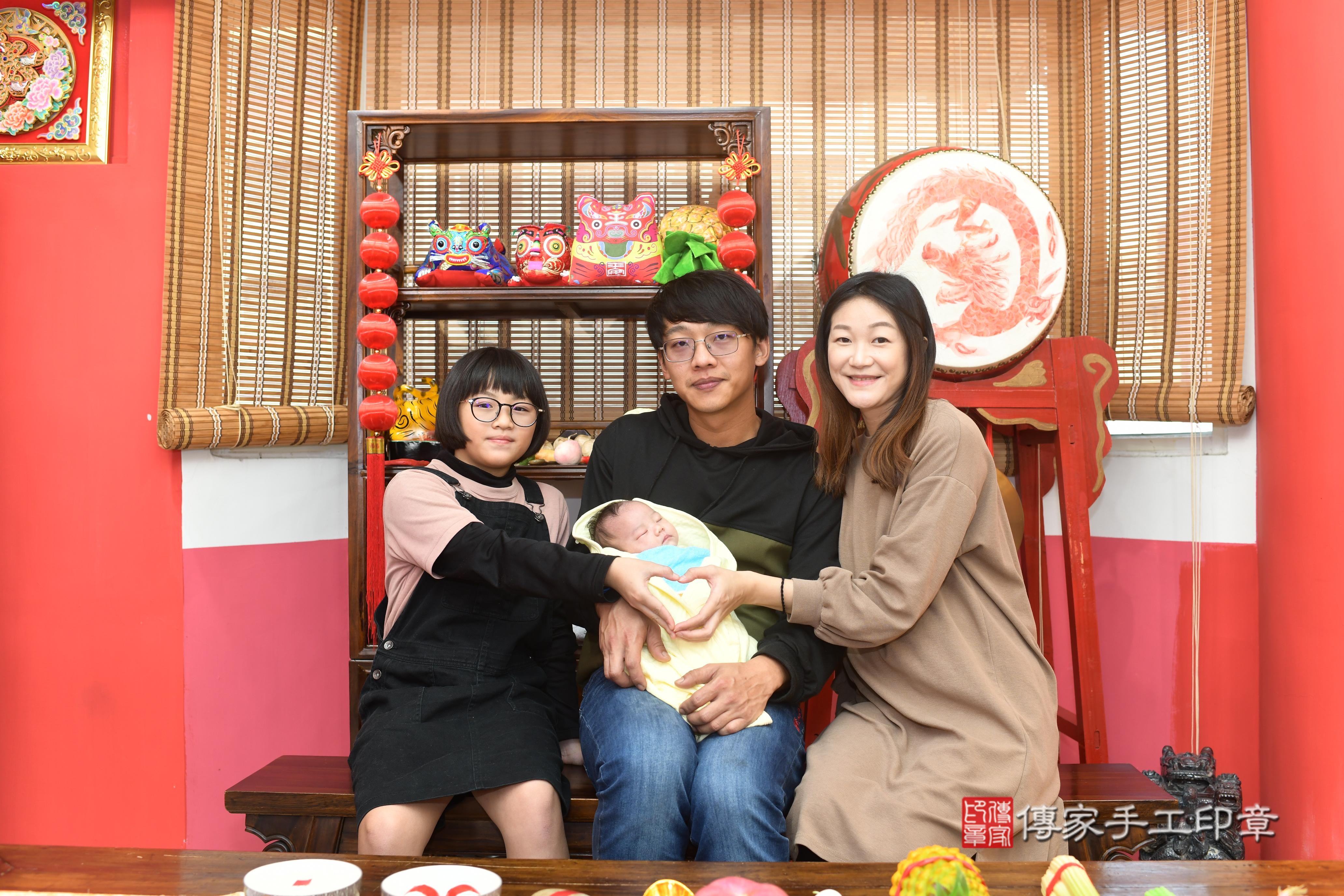 傳家手工印章高雄店、抓周、度脺、中國風會場、傳家嬰兒古禮、吉祥話、抓周道具物品24種、拍照。抓周證書。寶寶抓周、滿周歲、生日快樂、祝福