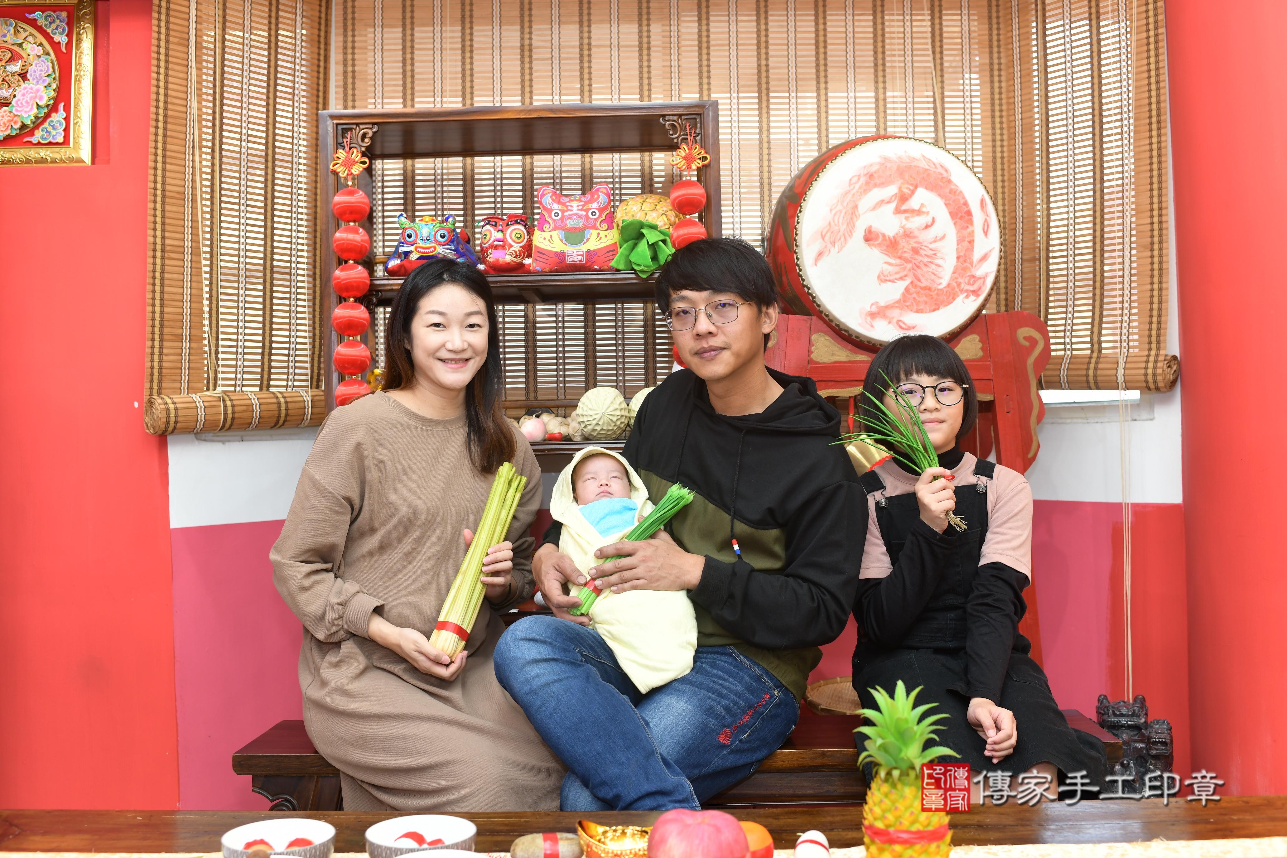傳家手工印章高雄店、抓周、度脺、中國風會場、傳家嬰兒古禮、吉祥話、抓周道具物品24種、拍照。抓周證書。寶寶抓周、滿周歲、生日快樂、祝福