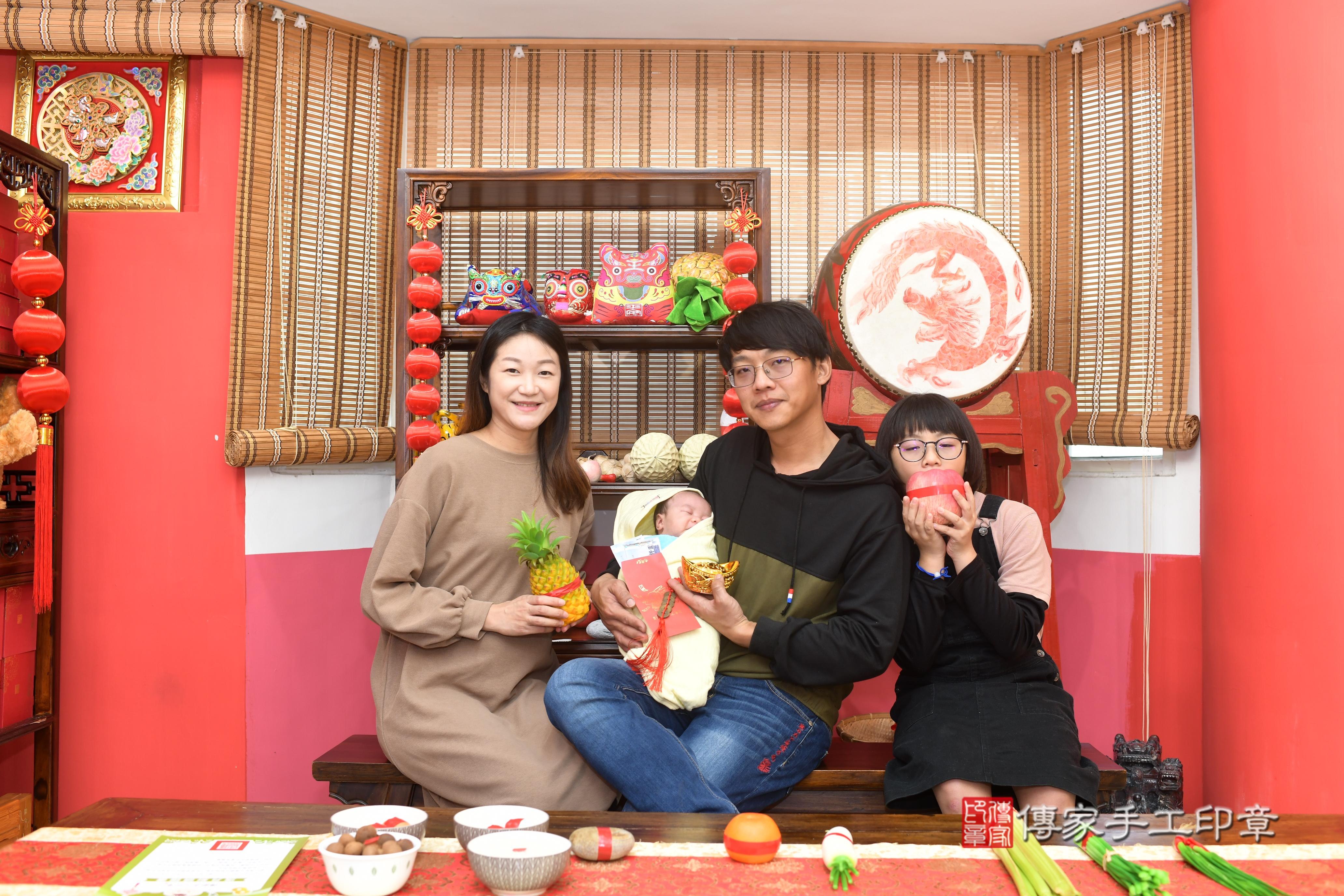 傳家手工印章高雄店、抓周、度脺、中國風會場、傳家嬰兒古禮、吉祥話、抓周道具物品24種、拍照。抓周證書。寶寶抓周、滿周歲、生日快樂、祝福