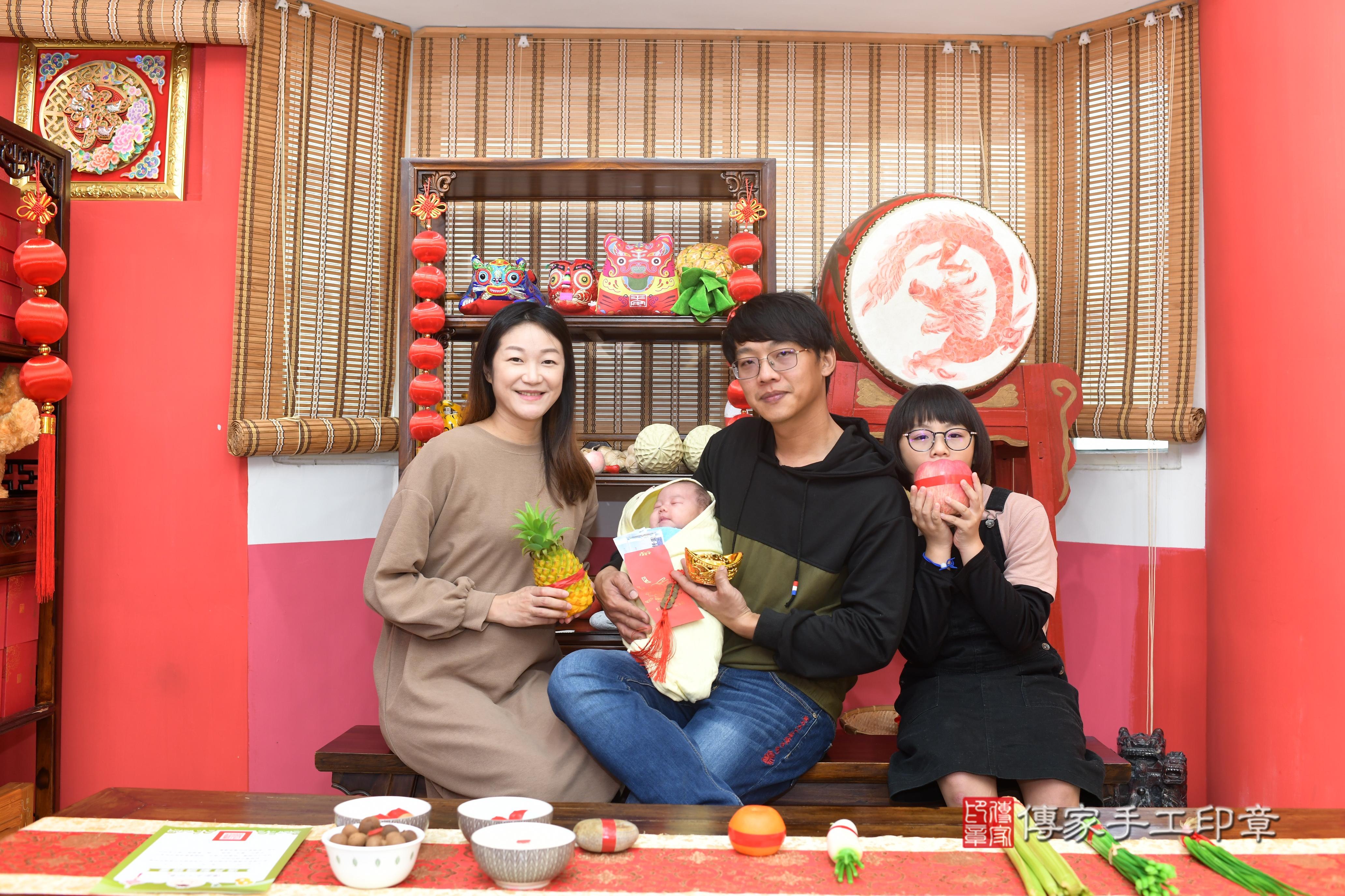 傳家手工印章高雄店、抓周、度脺、中國風會場、傳家嬰兒古禮、吉祥話、抓周道具物品24種、拍照。抓周證書。寶寶抓周、滿周歲、生日快樂、祝福
