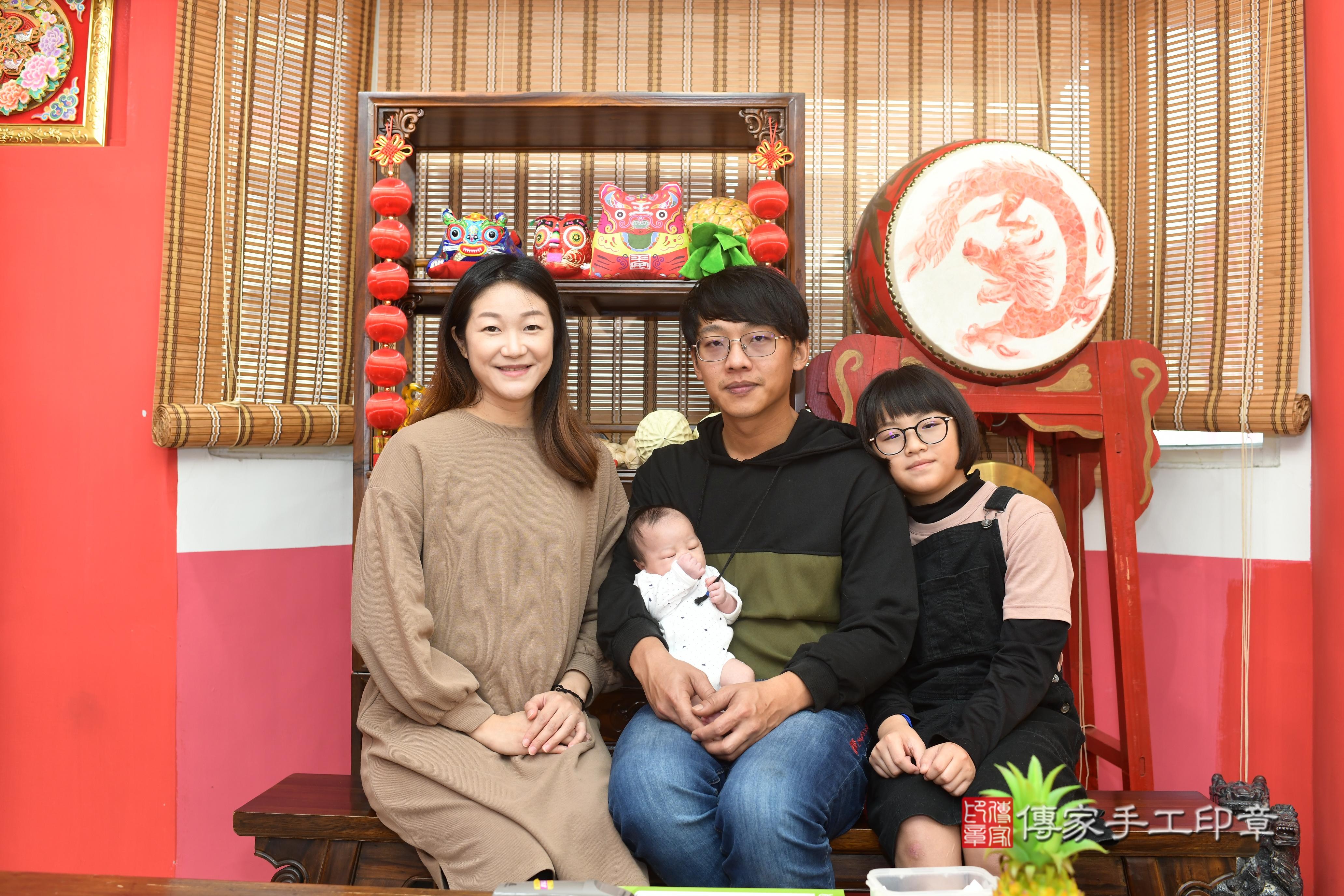 傳家手工印章高雄店、抓周、度脺、中國風會場、傳家嬰兒古禮、吉祥話、抓周道具物品24種、拍照。抓周證書。寶寶抓周、滿周歲、生日快樂、祝福