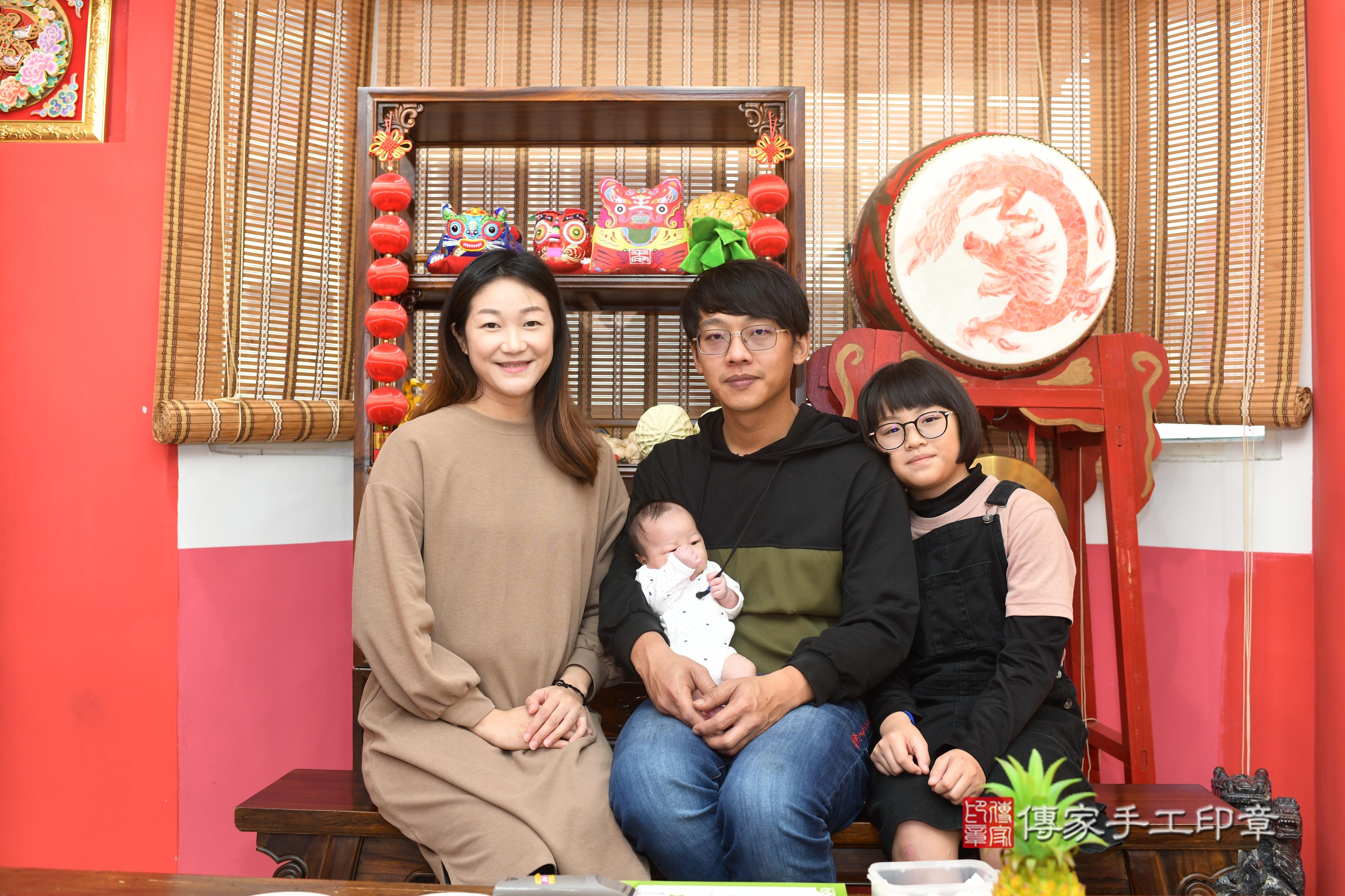 傳家手工印章高雄店、抓周、度脺、中國風會場、傳家嬰兒古禮、吉祥話、抓周道具物品24種、拍照。抓周證書。寶寶抓周、滿周歲、生日快樂、祝福