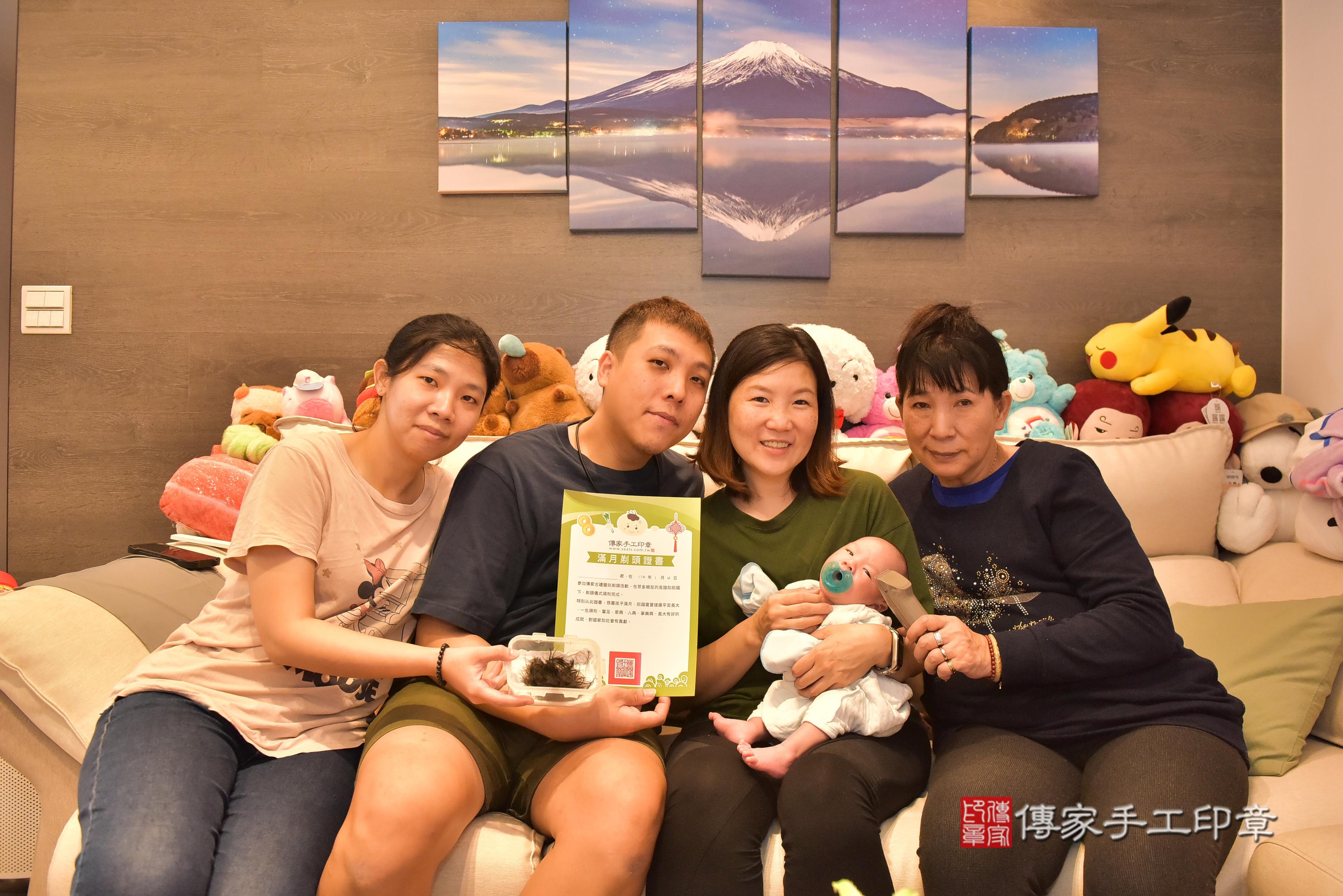 傳家手工印章高雄店、抓周、度脺、中國風會場、傳家嬰兒古禮、吉祥話、抓周道具物品24種、拍照。抓周證書。寶寶抓周、滿周歲、生日快樂、祝福