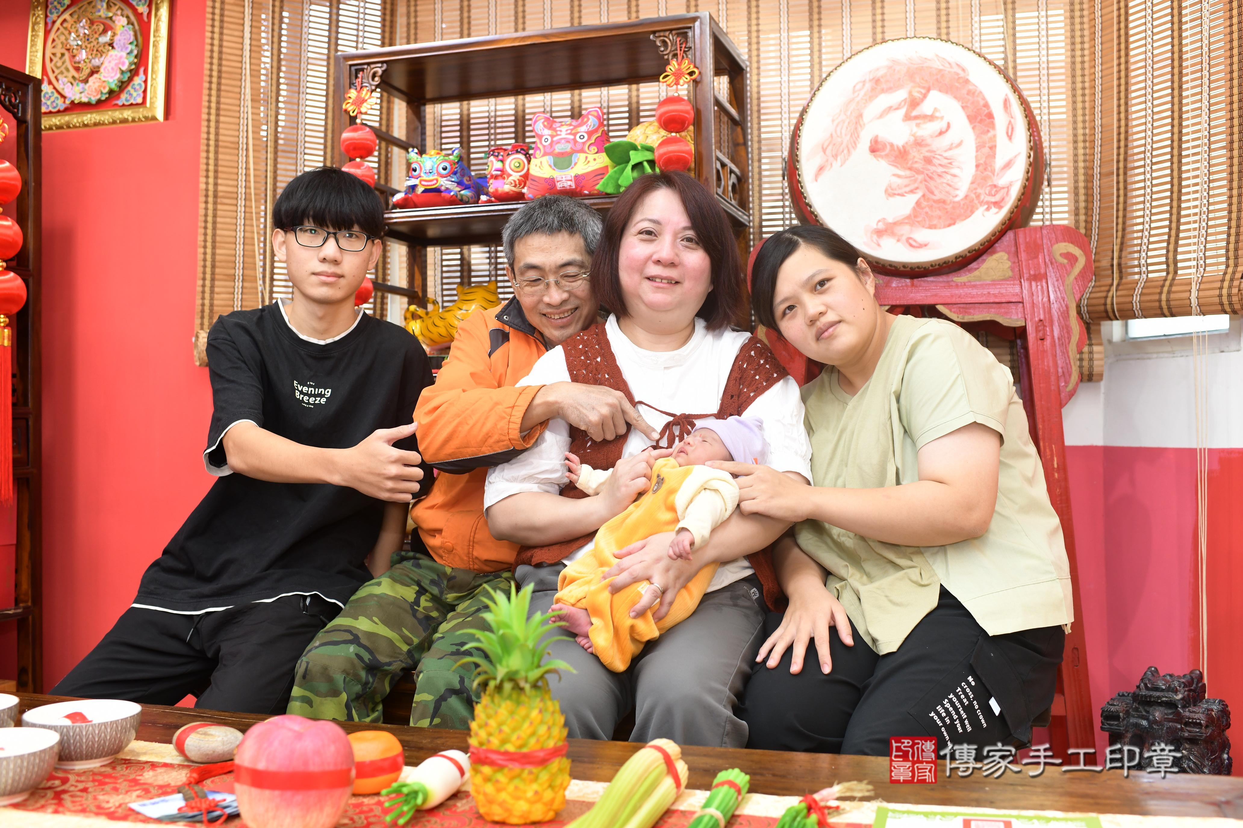 傳家手工印章高雄店、抓周、度脺、中國風會場、傳家嬰兒古禮、吉祥話、抓周道具物品24種、拍照。抓周證書。寶寶抓周、滿周歲、生日快樂、祝福