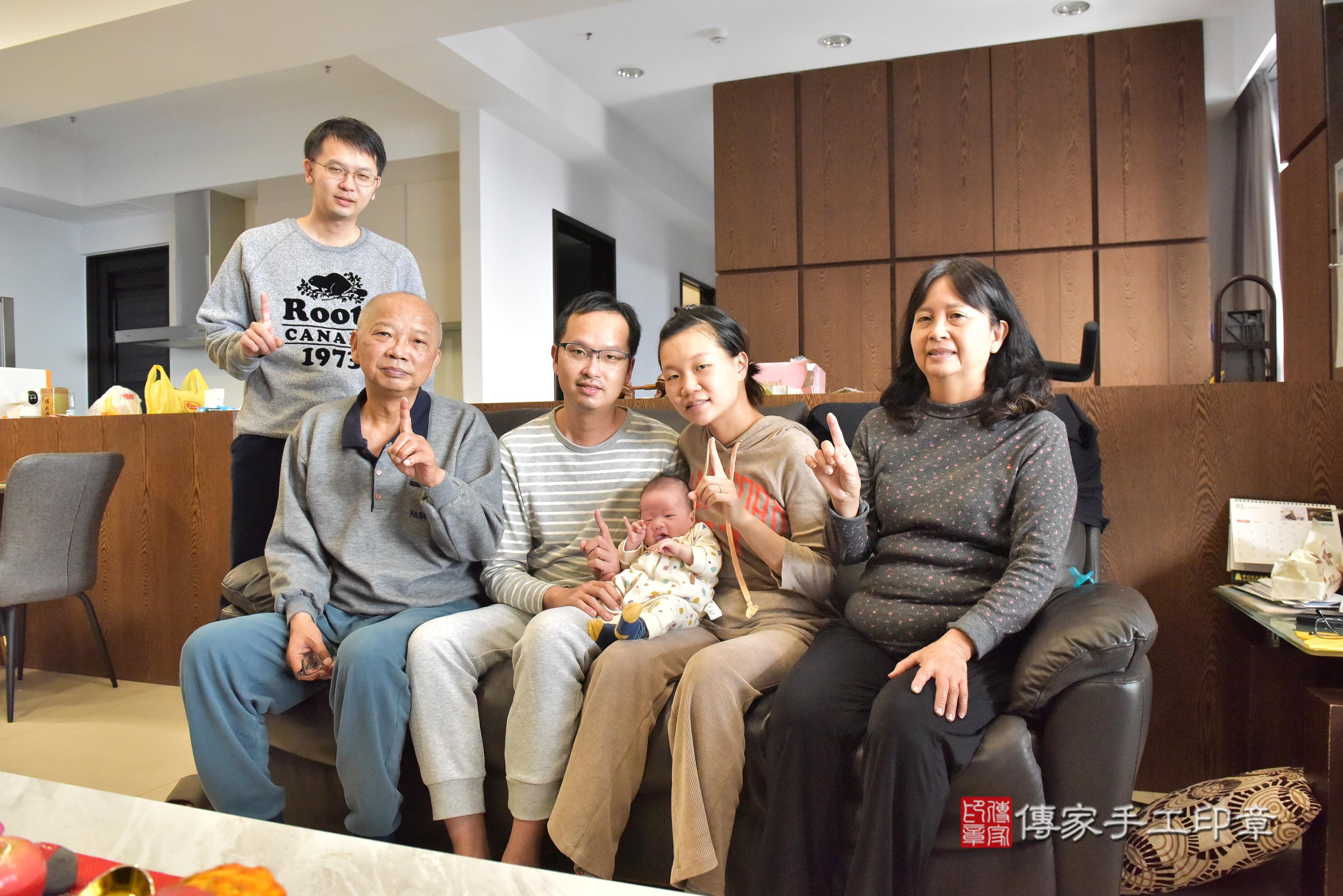 傳家手工印章高雄店、抓周、度脺、中國風會場、傳家嬰兒古禮、吉祥話、抓周道具物品24種、拍照。抓周證書。寶寶抓周、滿周歲、生日快樂、祝福