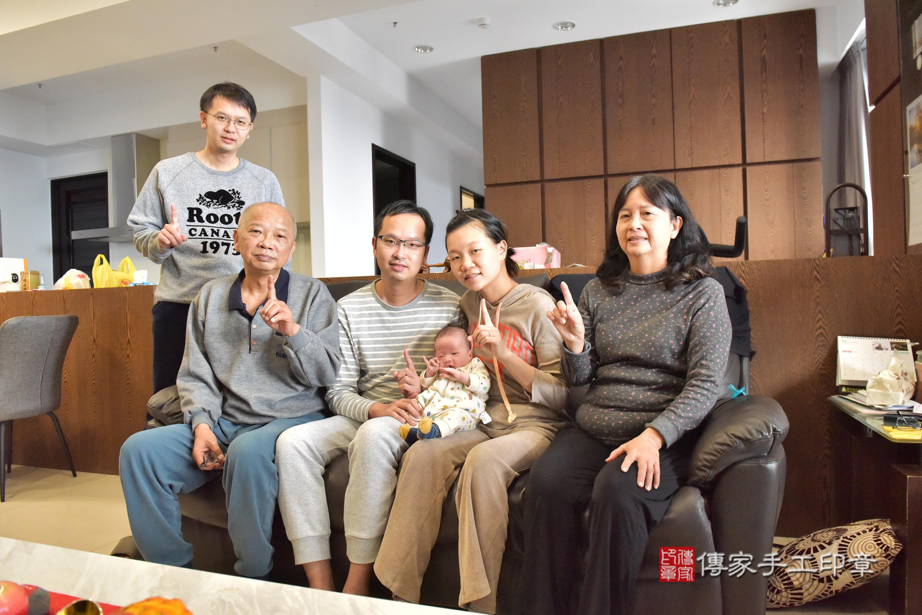 傳家手工印章高雄店、抓周、度脺、中國風會場、傳家嬰兒古禮、吉祥話、抓周道具物品24種、拍照。抓周證書。寶寶抓周、滿周歲、生日快樂、祝福