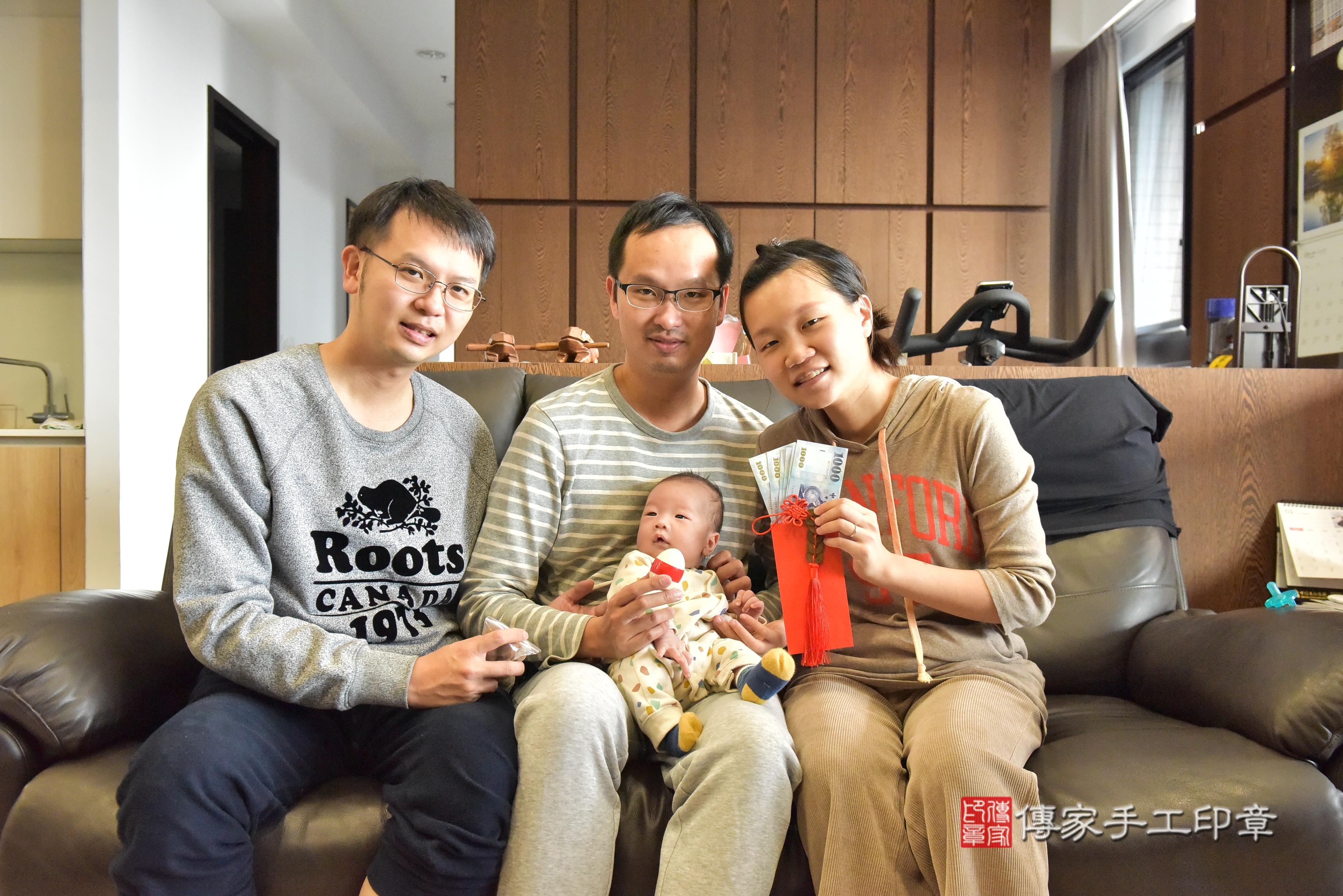傳家手工印章高雄店、抓周、度脺、中國風會場、傳家嬰兒古禮、吉祥話、抓周道具物品24種、拍照。抓周證書。寶寶抓周、滿周歲、生日快樂、祝福