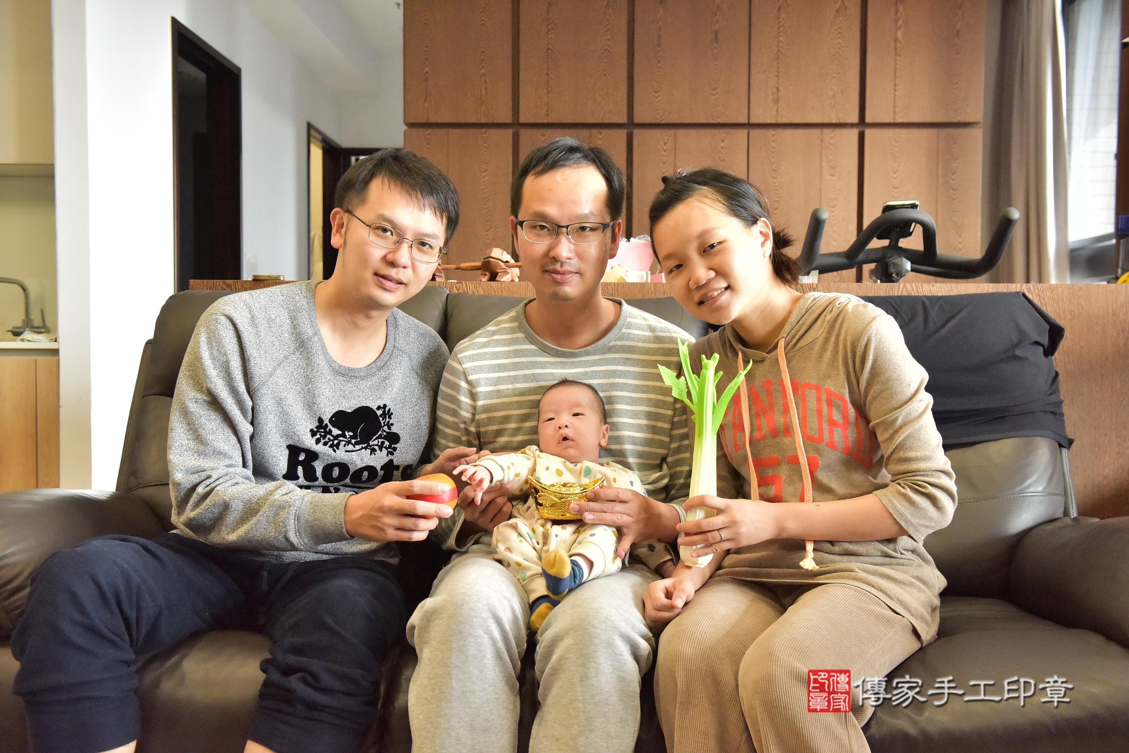 傳家手工印章高雄店、抓周、度脺、中國風會場、傳家嬰兒古禮、吉祥話、抓周道具物品24種、拍照。抓周證書。寶寶抓周、滿周歲、生日快樂、祝福