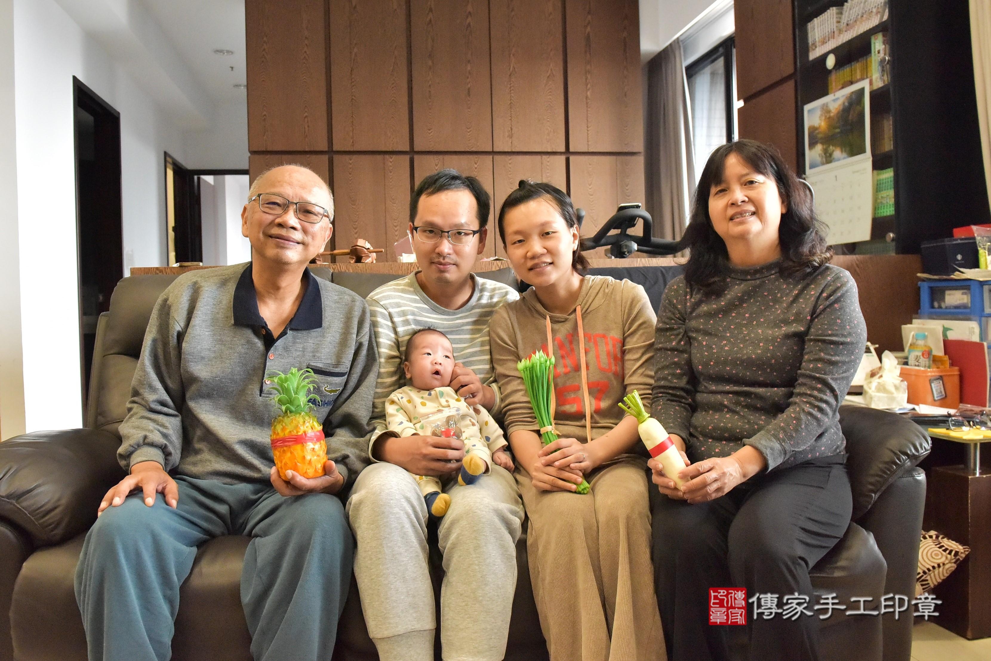 傳家手工印章高雄店、抓周、度脺、中國風會場、傳家嬰兒古禮、吉祥話、抓周道具物品24種、拍照。抓周證書。寶寶抓周、滿周歲、生日快樂、祝福