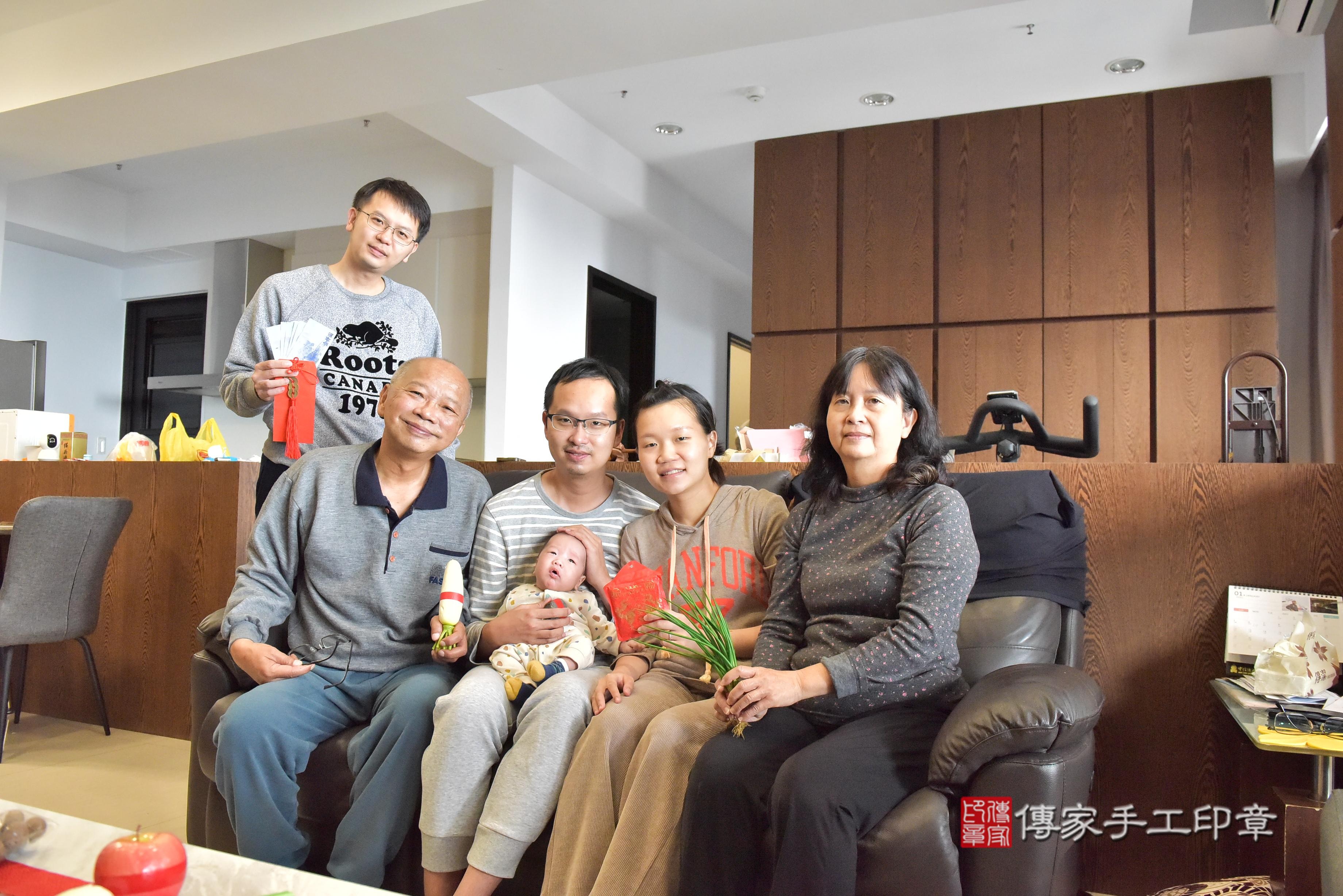 傳家手工印章高雄店、抓周、度脺、中國風會場、傳家嬰兒古禮、吉祥話、抓周道具物品24種、拍照。抓周證書。寶寶抓周、滿周歲、生日快樂、祝福