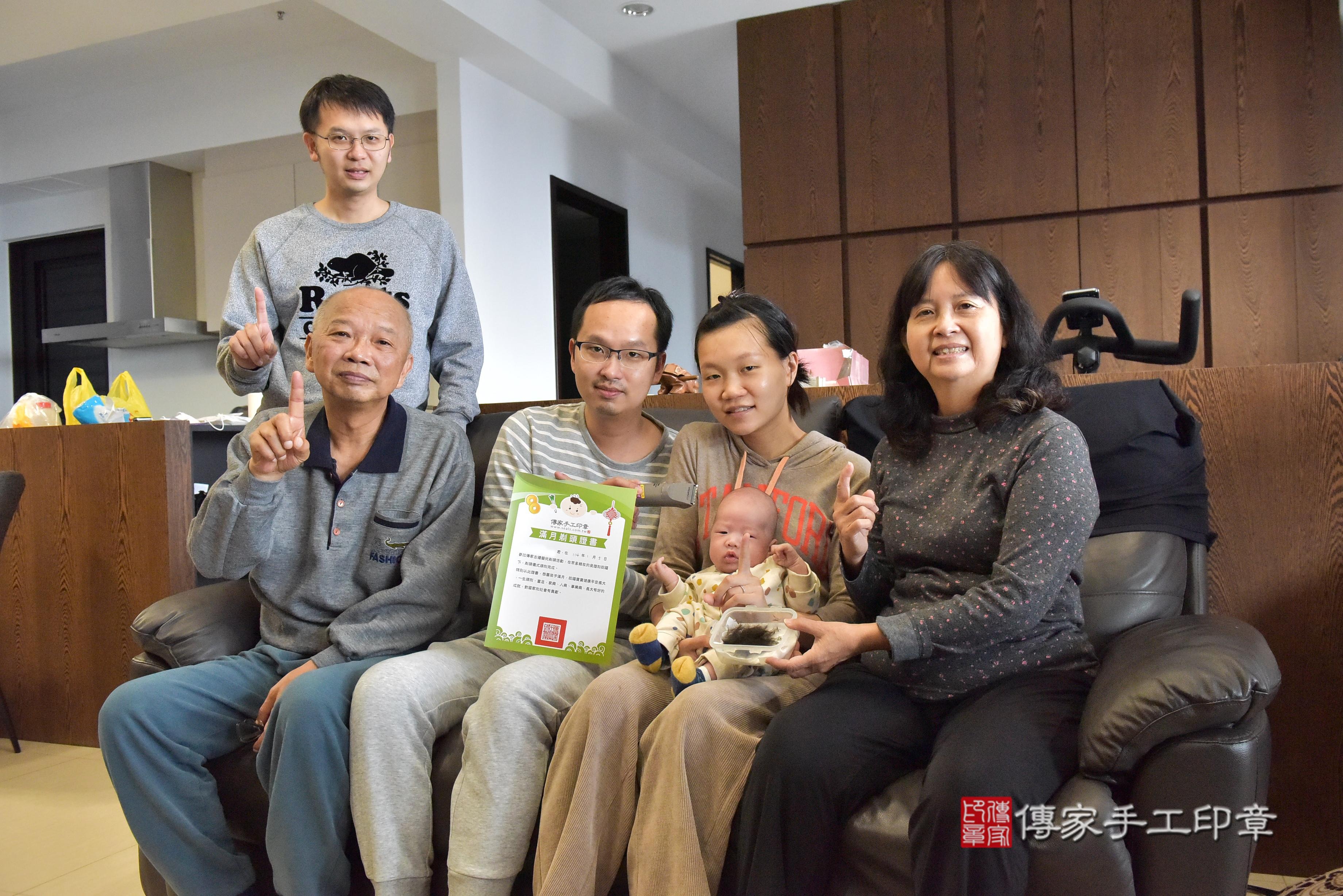 傳家手工印章高雄店、抓周、度脺、中國風會場、傳家嬰兒古禮、吉祥話、抓周道具物品24種、拍照。抓周證書。寶寶抓周、滿周歲、生日快樂、祝福