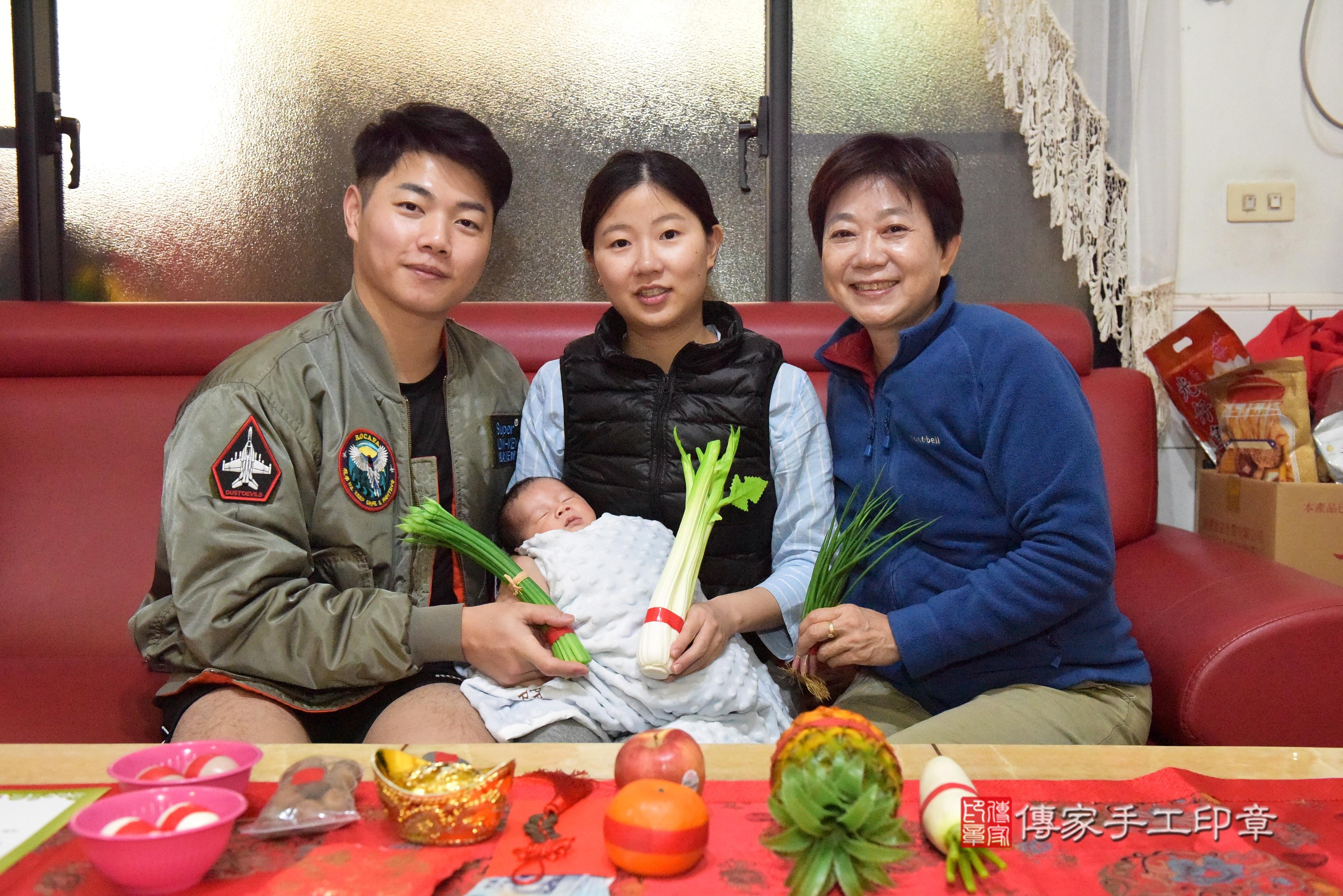 傳家手工印章高雄店、抓周、度脺、中國風會場、傳家嬰兒古禮、吉祥話、抓周道具物品24種、拍照。抓周證書。寶寶抓周、滿周歲、生日快樂、祝福
