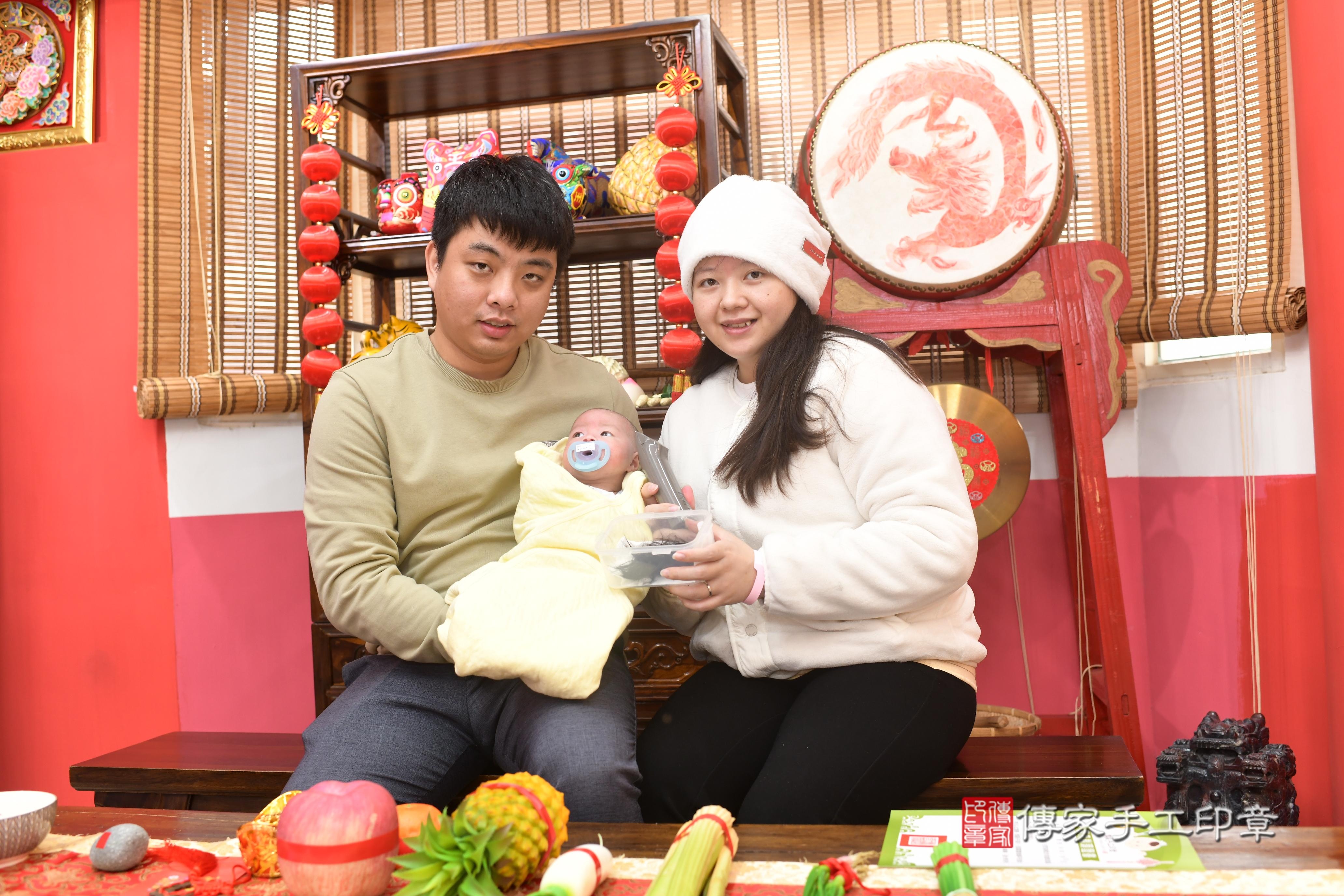 傳家手工印章高雄店、抓周、度脺、中國風會場、傳家嬰兒古禮、吉祥話、抓周道具物品24種、拍照。抓周證書。寶寶抓周、滿周歲、生日快樂、祝福