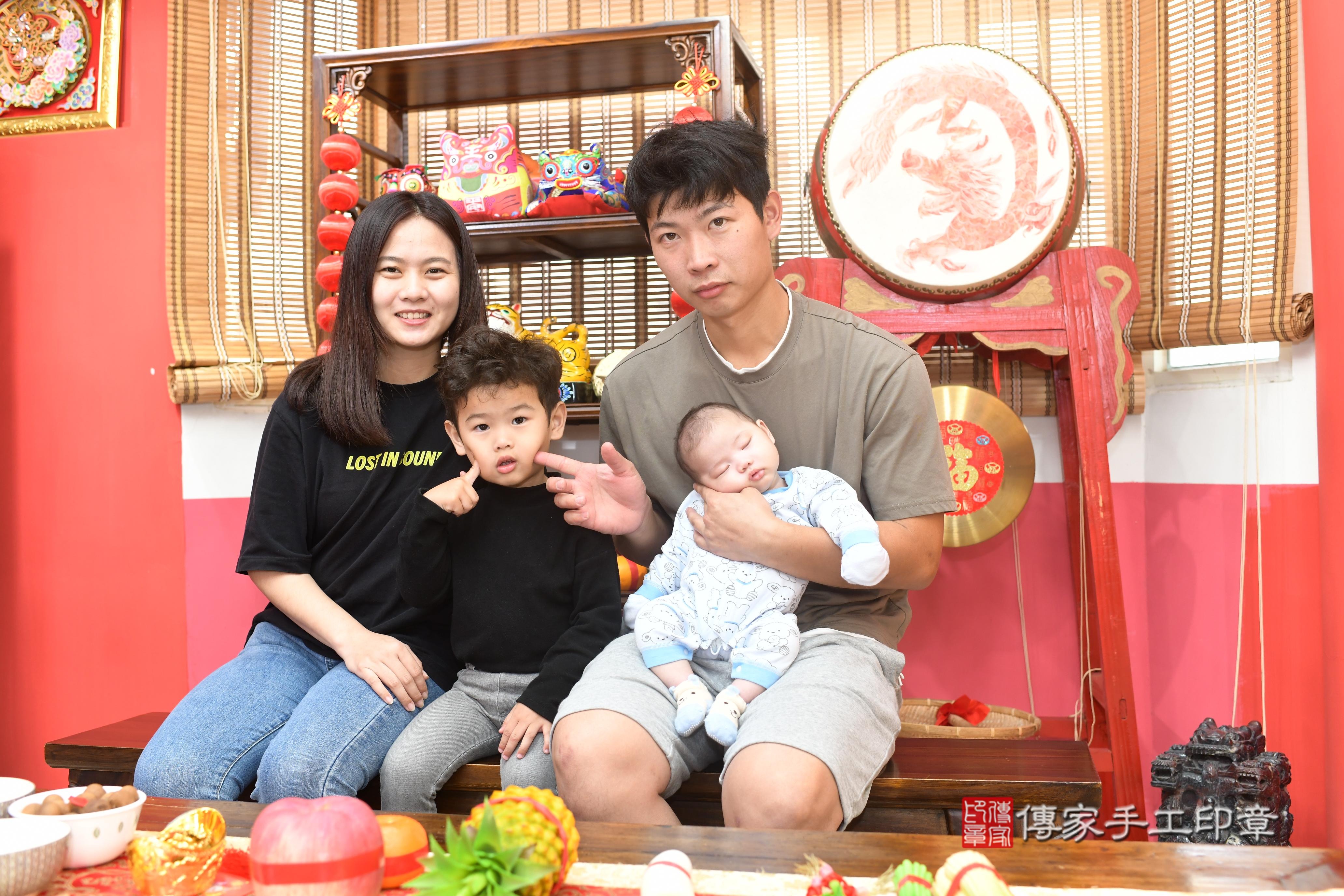 傳家手工印章高雄店、抓周、度脺、中國風會場、傳家嬰兒古禮、吉祥話、抓周道具物品24種、拍照。抓周證書。寶寶抓周、滿周歲、生日快樂、祝福