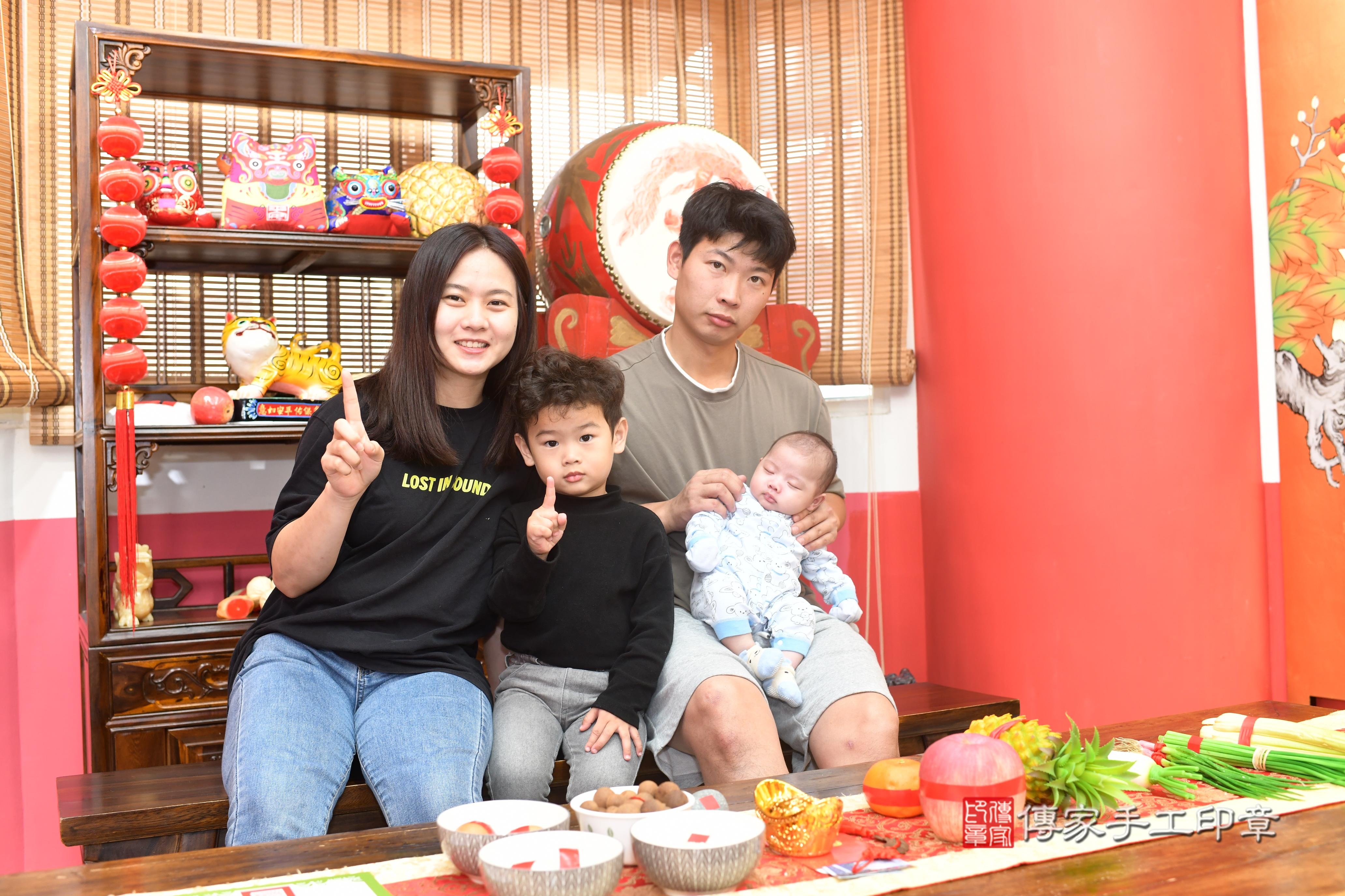 傳家手工印章高雄店、抓周、度脺、中國風會場、傳家嬰兒古禮、吉祥話、抓周道具物品24種、拍照。抓周證書。寶寶抓周、滿周歲、生日快樂、祝福