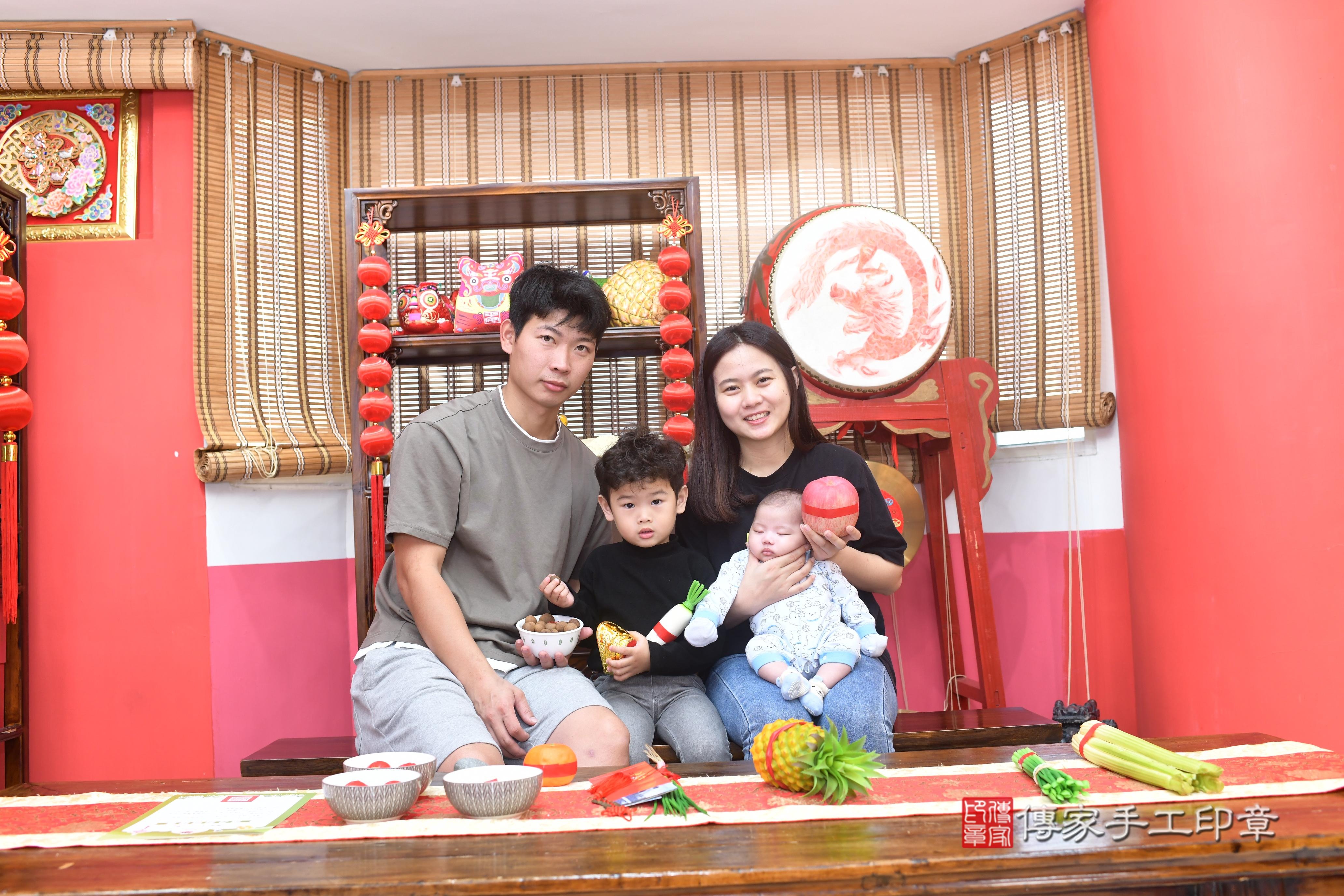 傳家手工印章高雄店、抓周、度脺、中國風會場、傳家嬰兒古禮、吉祥話、抓周道具物品24種、拍照。抓周證書。寶寶抓周、滿周歲、生日快樂、祝福