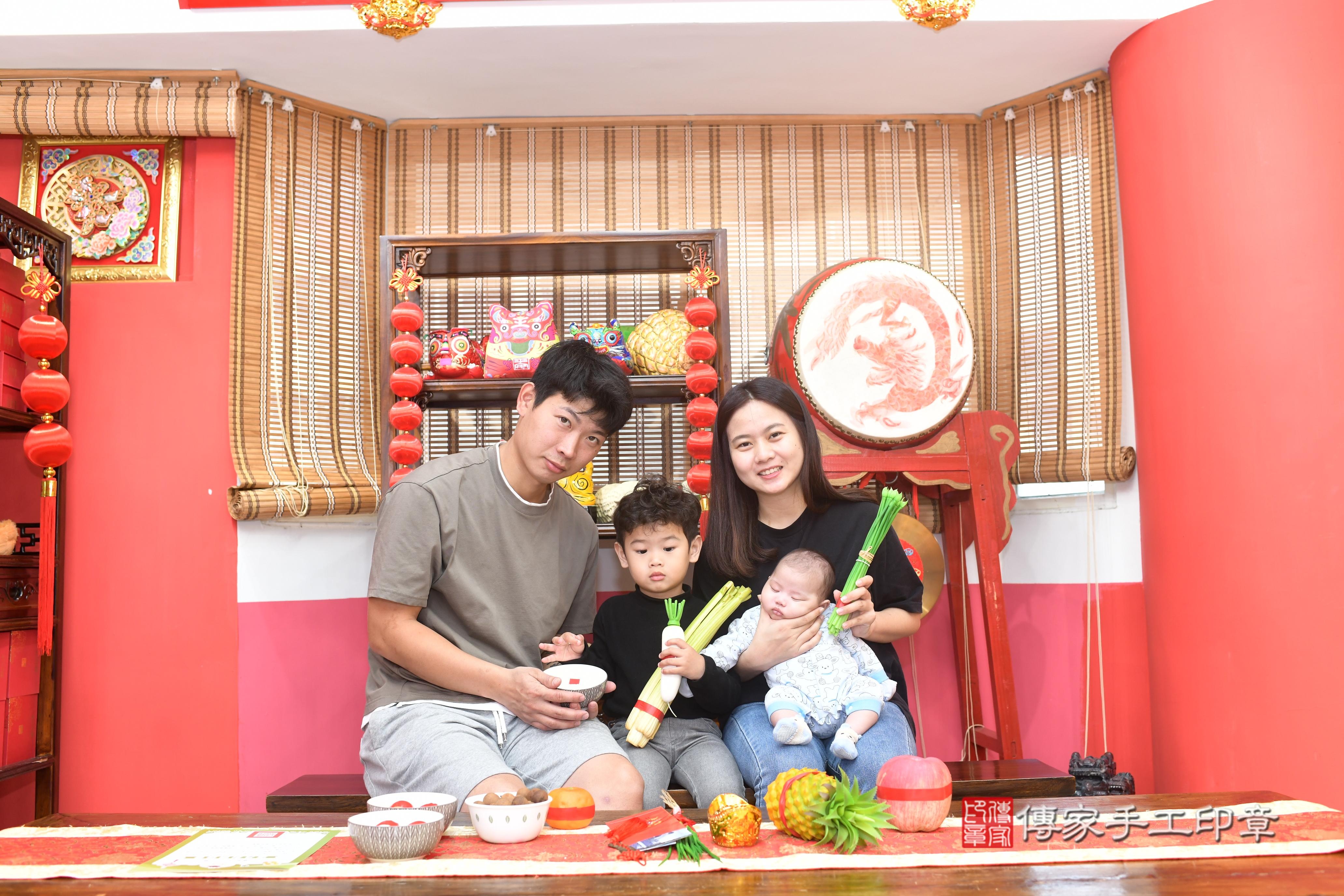 傳家手工印章高雄店、抓周、度脺、中國風會場、傳家嬰兒古禮、吉祥話、抓周道具物品24種、拍照。抓周證書。寶寶抓周、滿周歲、生日快樂、祝福