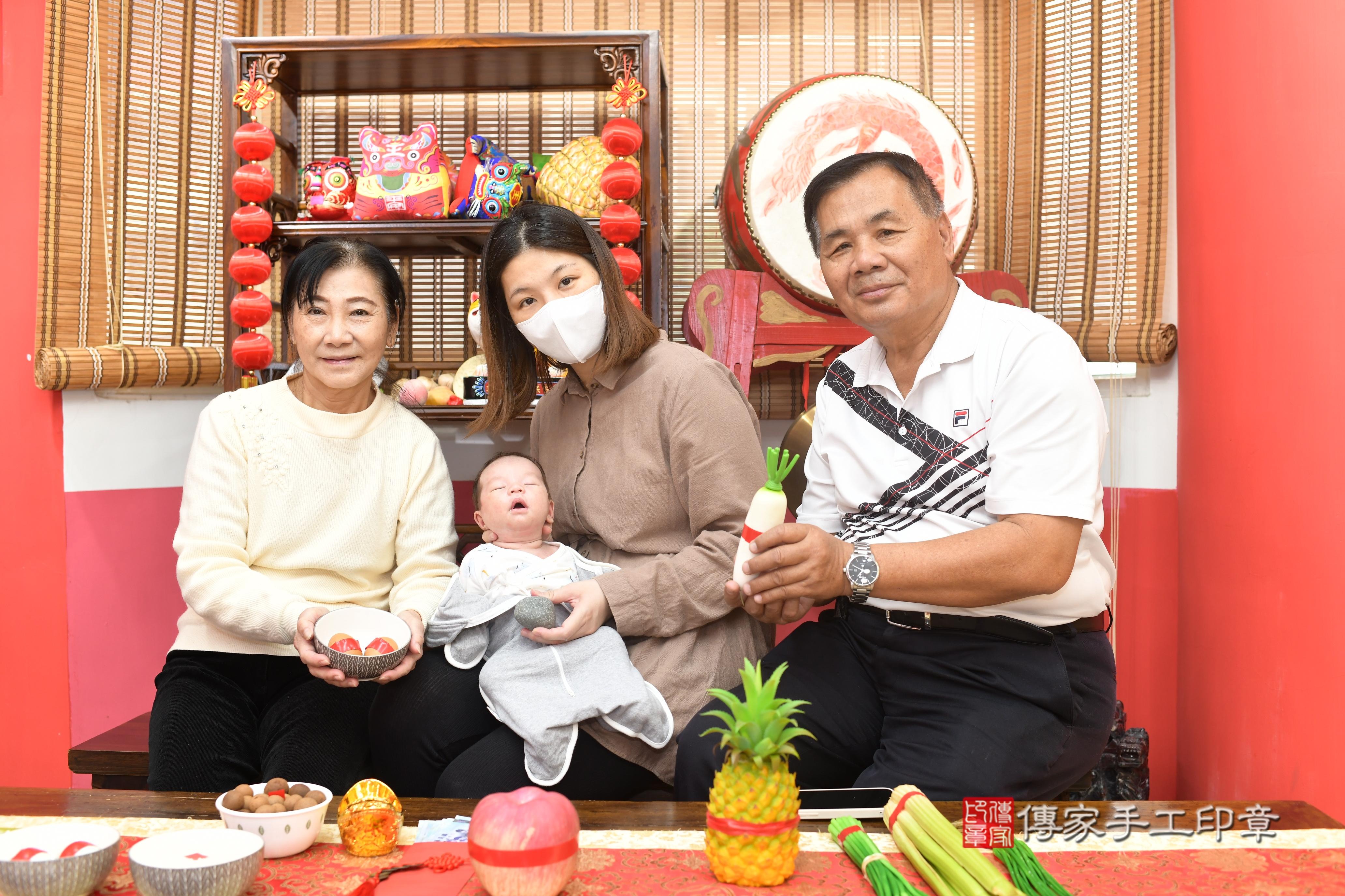 傳家手工印章高雄店、抓周、度脺、中國風會場、傳家嬰兒古禮、吉祥話、抓周道具物品24種、拍照。抓周證書。寶寶抓周、滿周歲、生日快樂、祝福