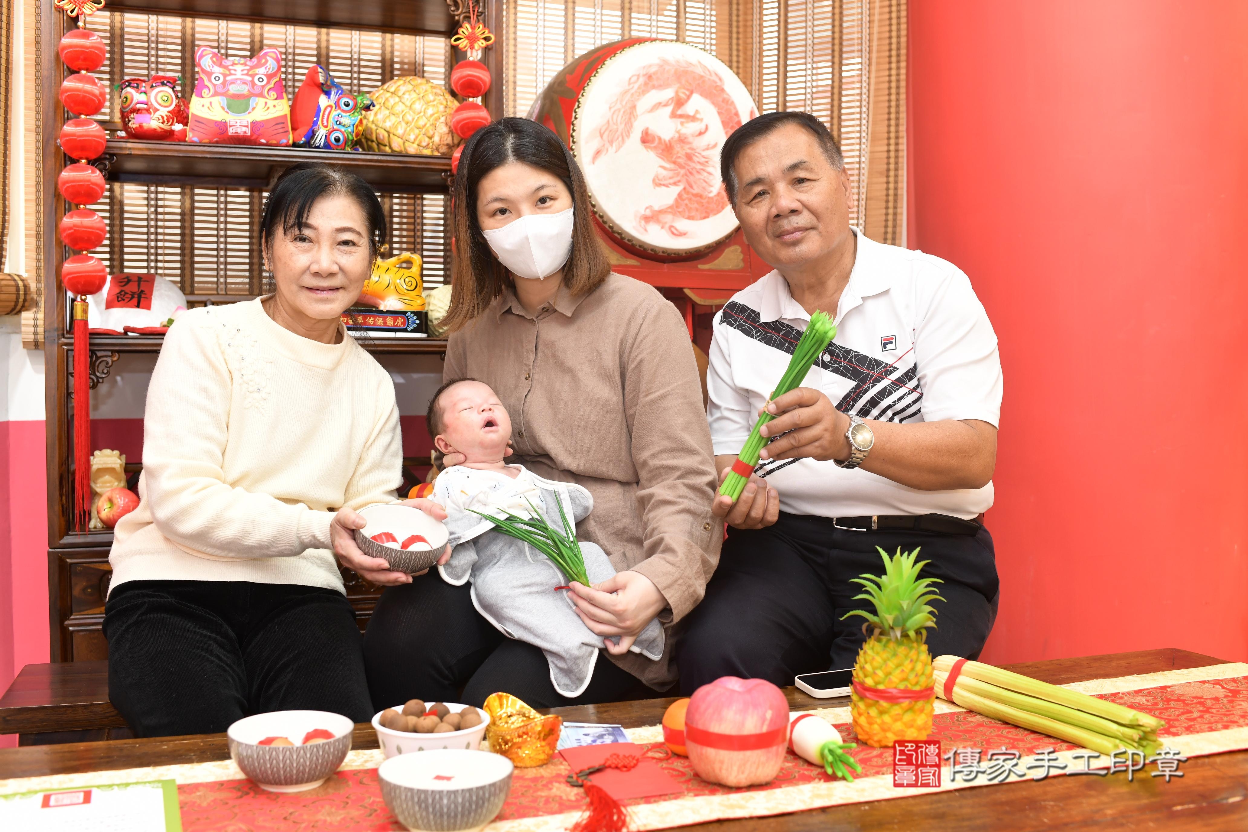 傳家手工印章高雄店、抓周、度脺、中國風會場、傳家嬰兒古禮、吉祥話、抓周道具物品24種、拍照。抓周證書。寶寶抓周、滿周歲、生日快樂、祝福