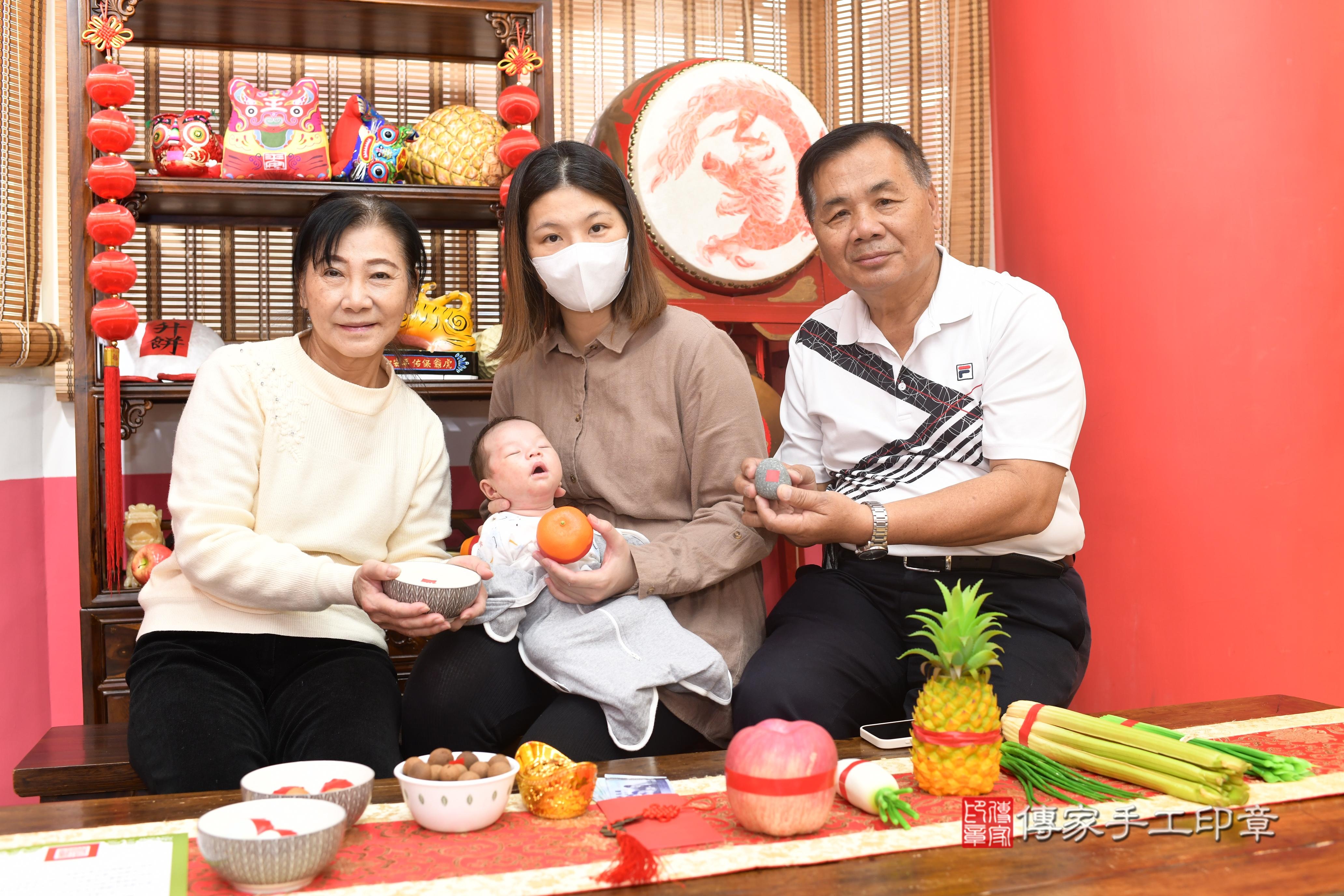 傳家手工印章高雄店、抓周、度脺、中國風會場、傳家嬰兒古禮、吉祥話、抓周道具物品24種、拍照。抓周證書。寶寶抓周、滿周歲、生日快樂、祝福