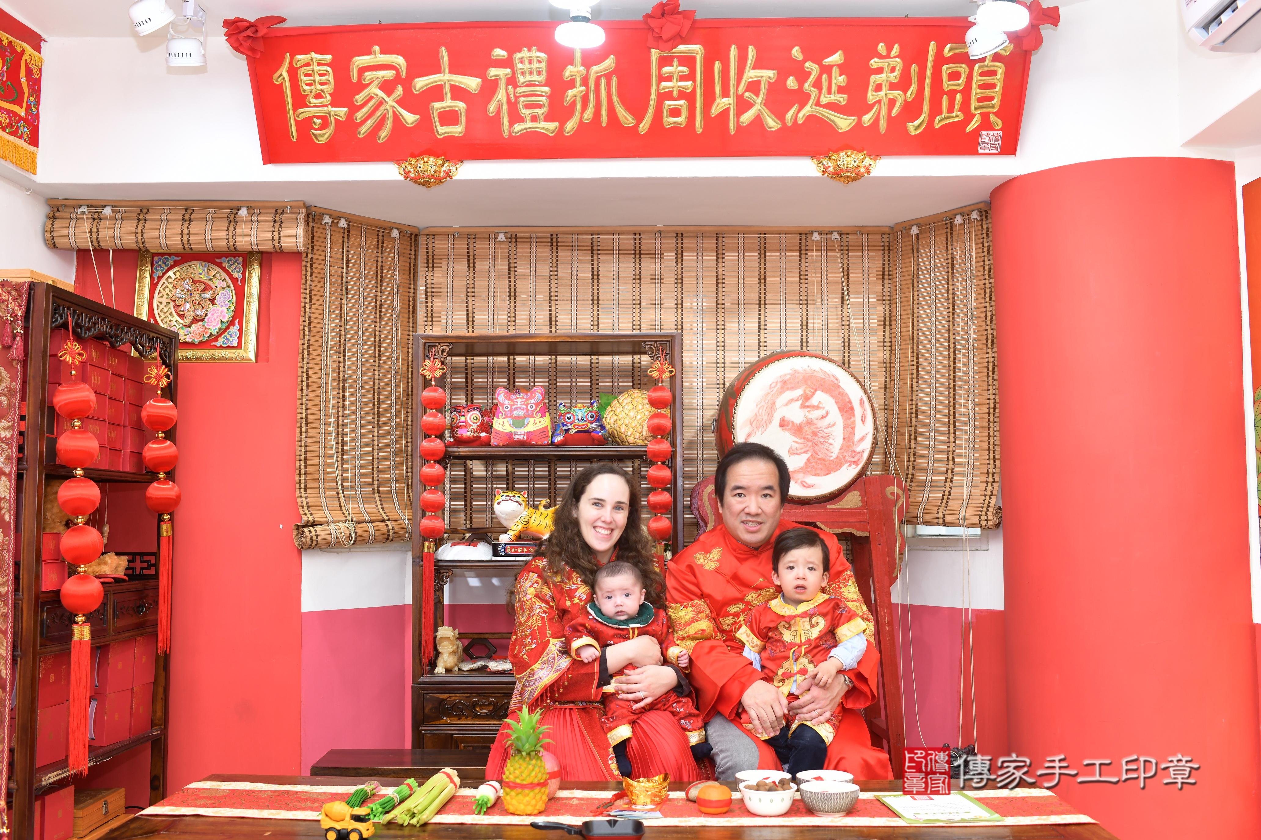傳家手工印章高雄店、抓周、度脺、中國風會場、傳家嬰兒古禮、吉祥話、抓周道具物品24種、拍照。抓周證書。寶寶抓周、滿周歲、生日快樂、祝福
