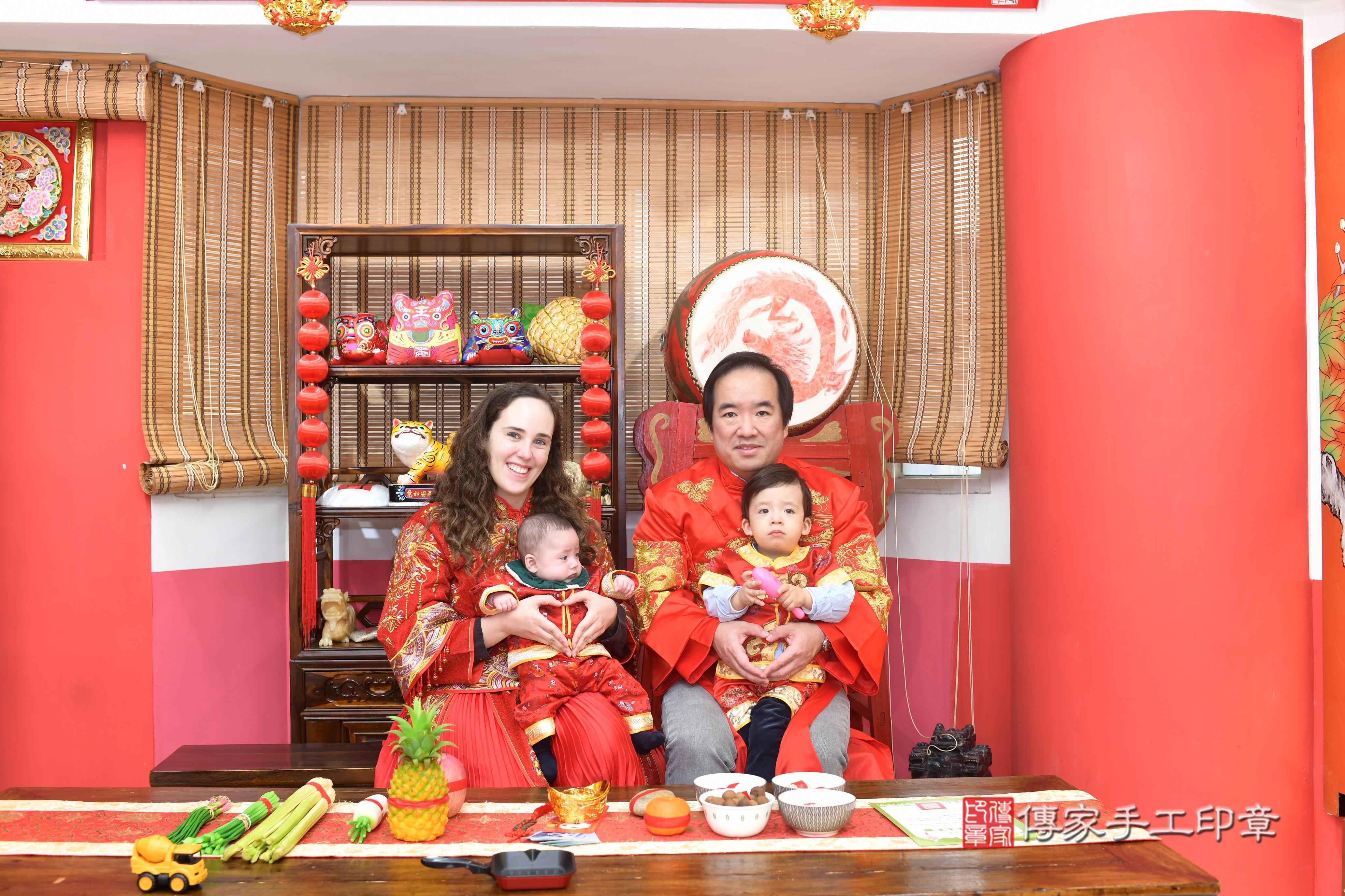 傳家手工印章高雄店、抓周、度脺、中國風會場、傳家嬰兒古禮、吉祥話、抓周道具物品24種、拍照。抓周證書。寶寶抓周、滿周歲、生日快樂、祝福