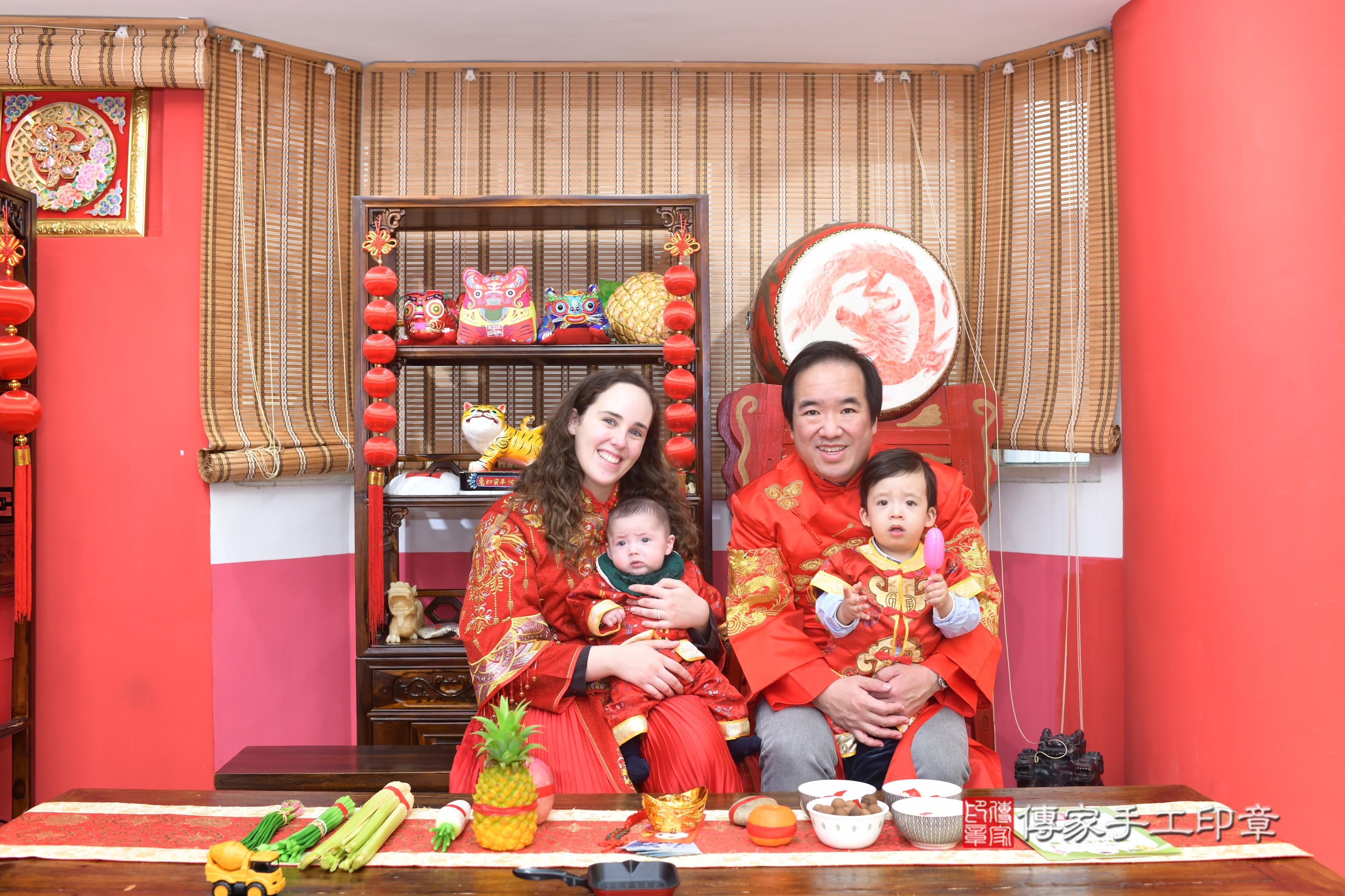 傳家手工印章高雄店、抓周、度脺、中國風會場、傳家嬰兒古禮、吉祥話、抓周道具物品24種、拍照。抓周證書。寶寶抓周、滿周歲、生日快樂、祝福