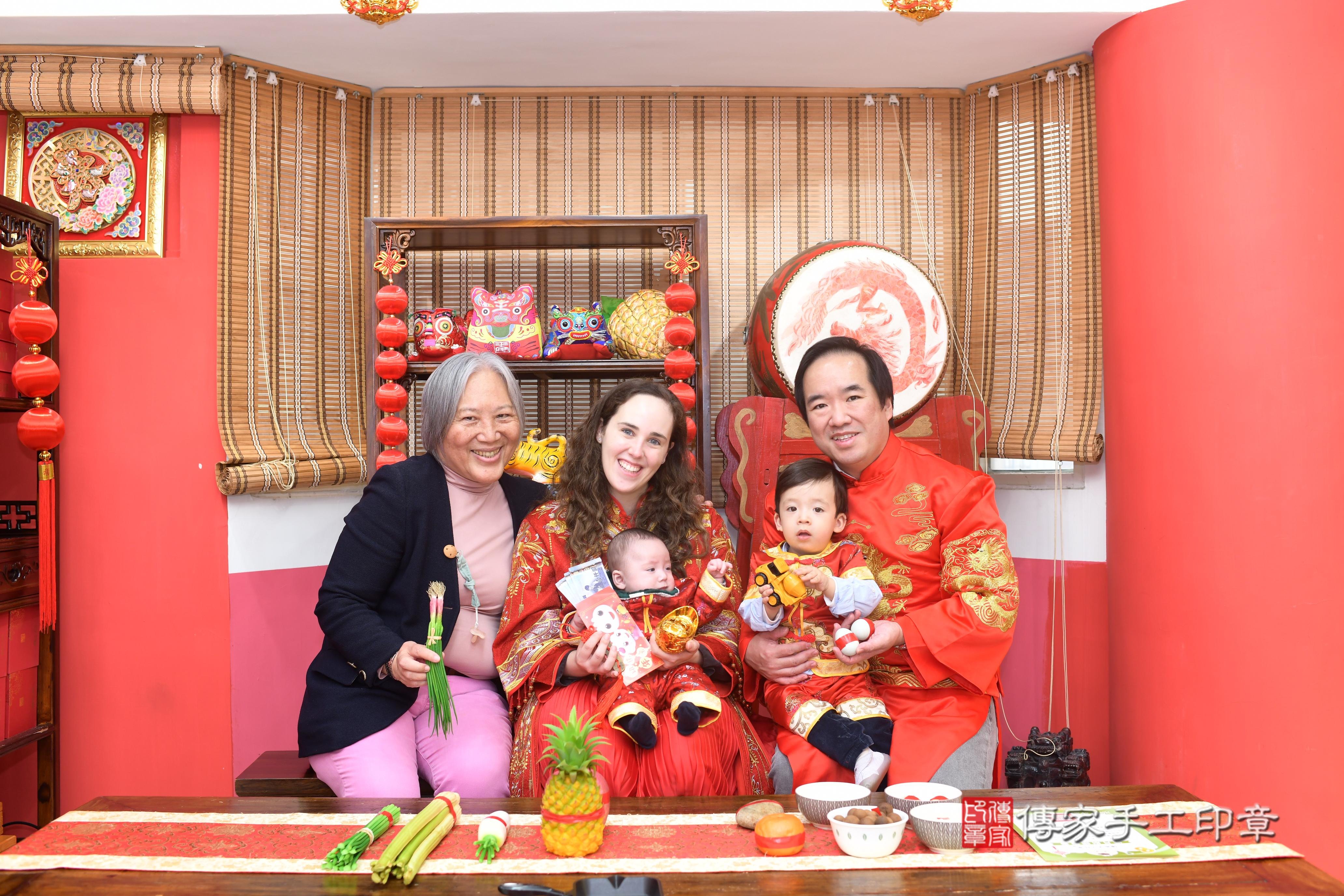傳家手工印章高雄店、抓周、度脺、中國風會場、傳家嬰兒古禮、吉祥話、抓周道具物品24種、拍照。抓周證書。寶寶抓周、滿周歲、生日快樂、祝福