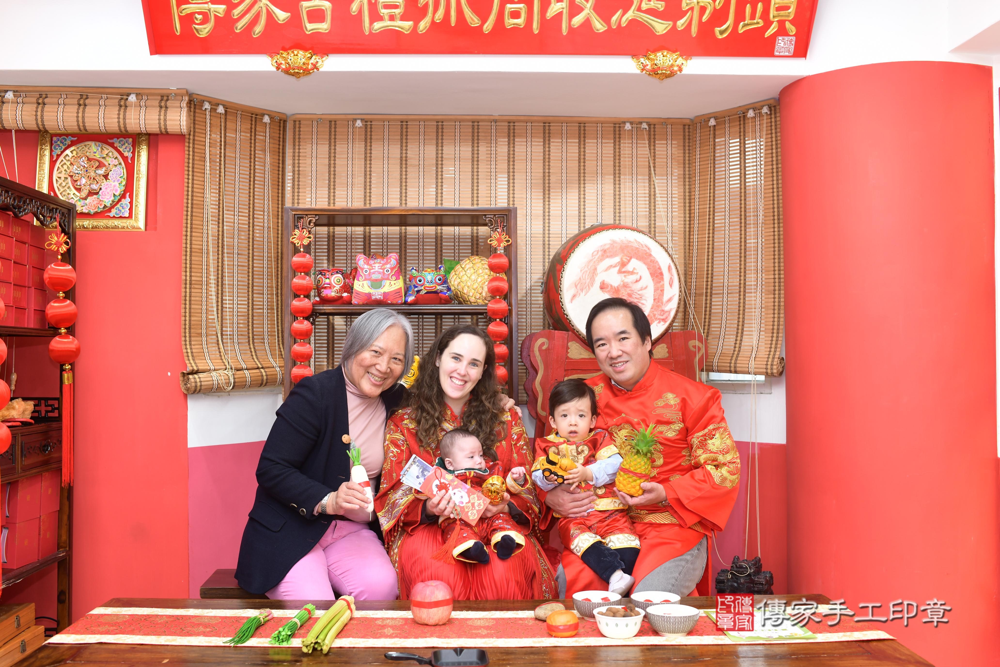 傳家手工印章高雄店、抓周、度脺、中國風會場、傳家嬰兒古禮、吉祥話、抓周道具物品24種、拍照。抓周證書。寶寶抓周、滿周歲、生日快樂、祝福