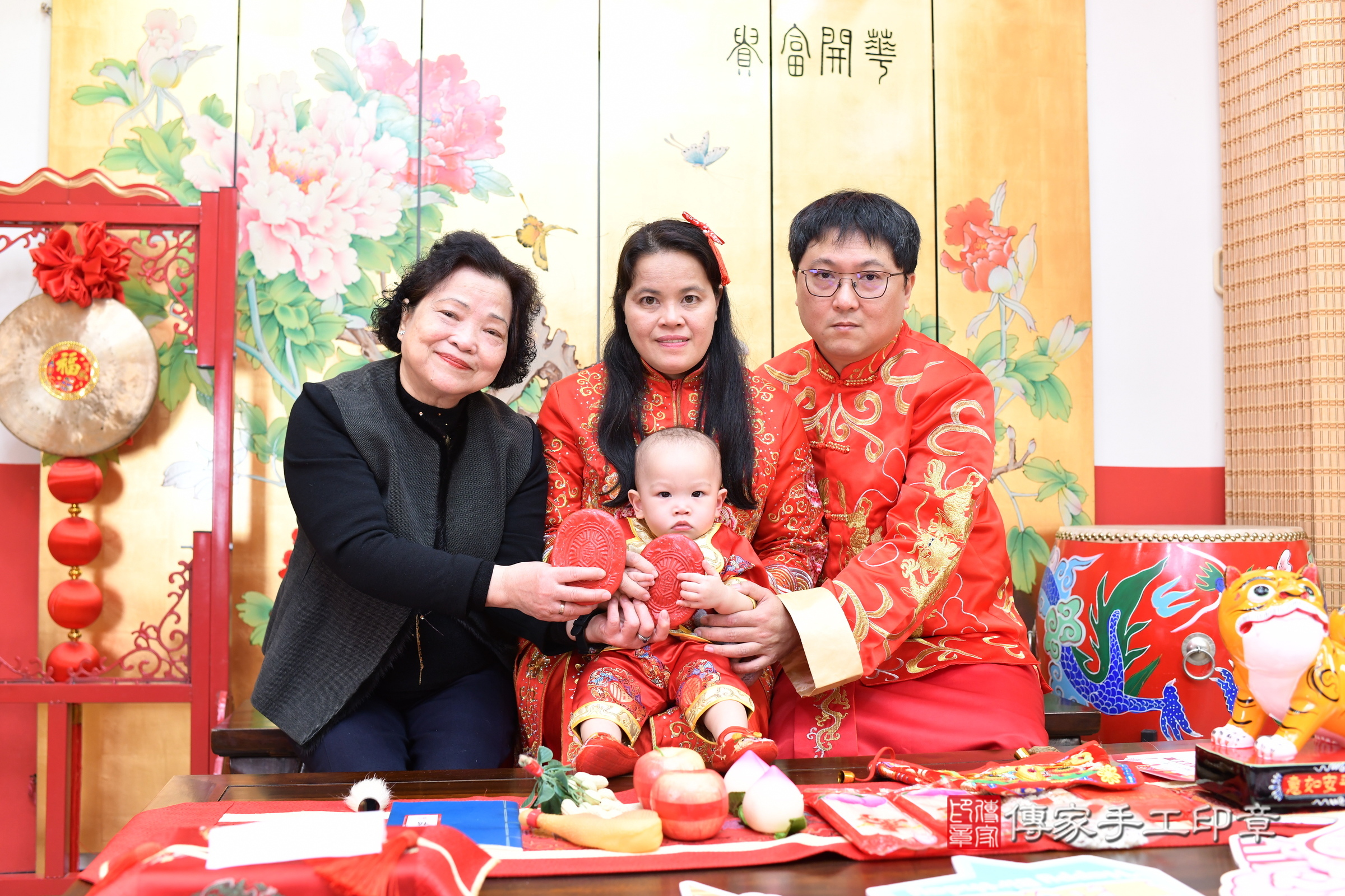 台北市大同區小峰寶寶抓周推薦：傳家台北店抓周度脺中國風會場，嬰兒古禮抓周流程儀式吉祥話、抓周道具物品24種、拍照。抓周證書。2025.1.3，照片14