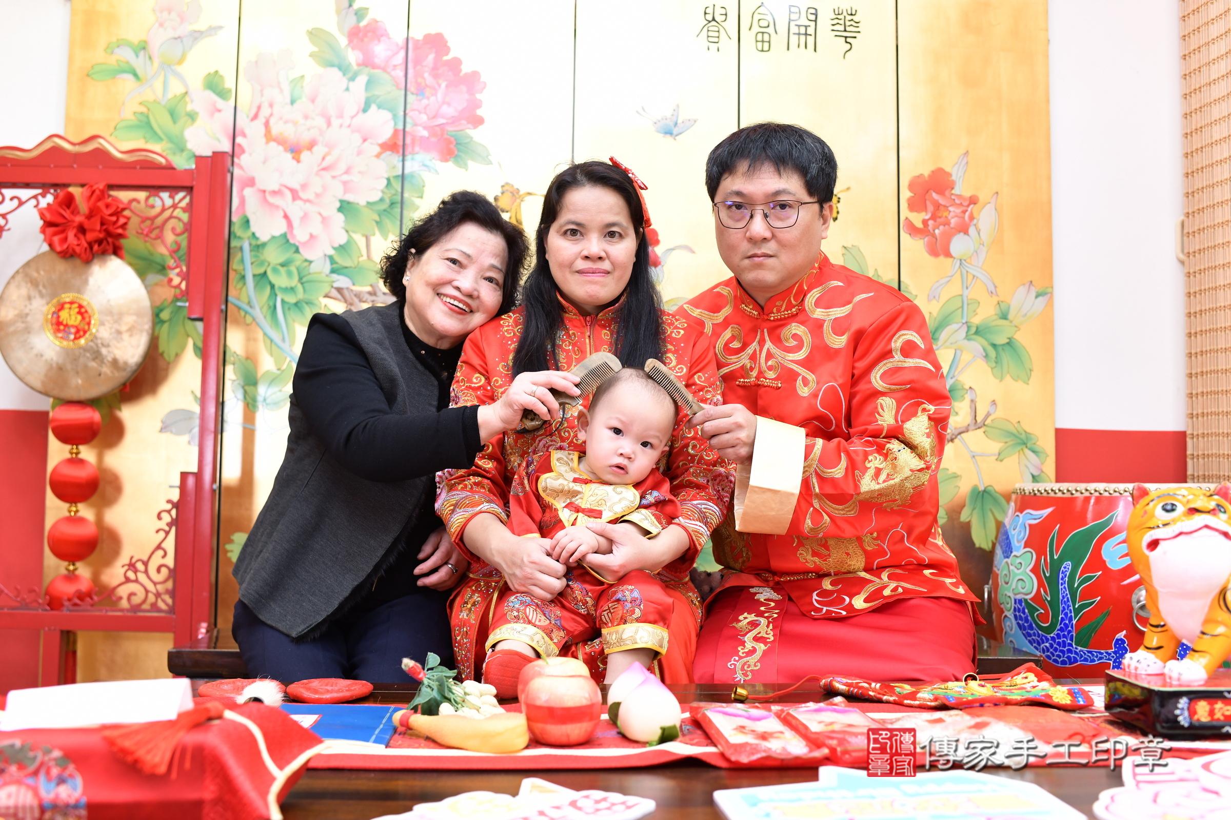 台北市大同區小峰寶寶抓周推薦：傳家台北店抓周度脺中國風會場，嬰兒古禮抓周流程儀式吉祥話、抓周道具物品24種、拍照。抓周證書。2025.1.3，照片15