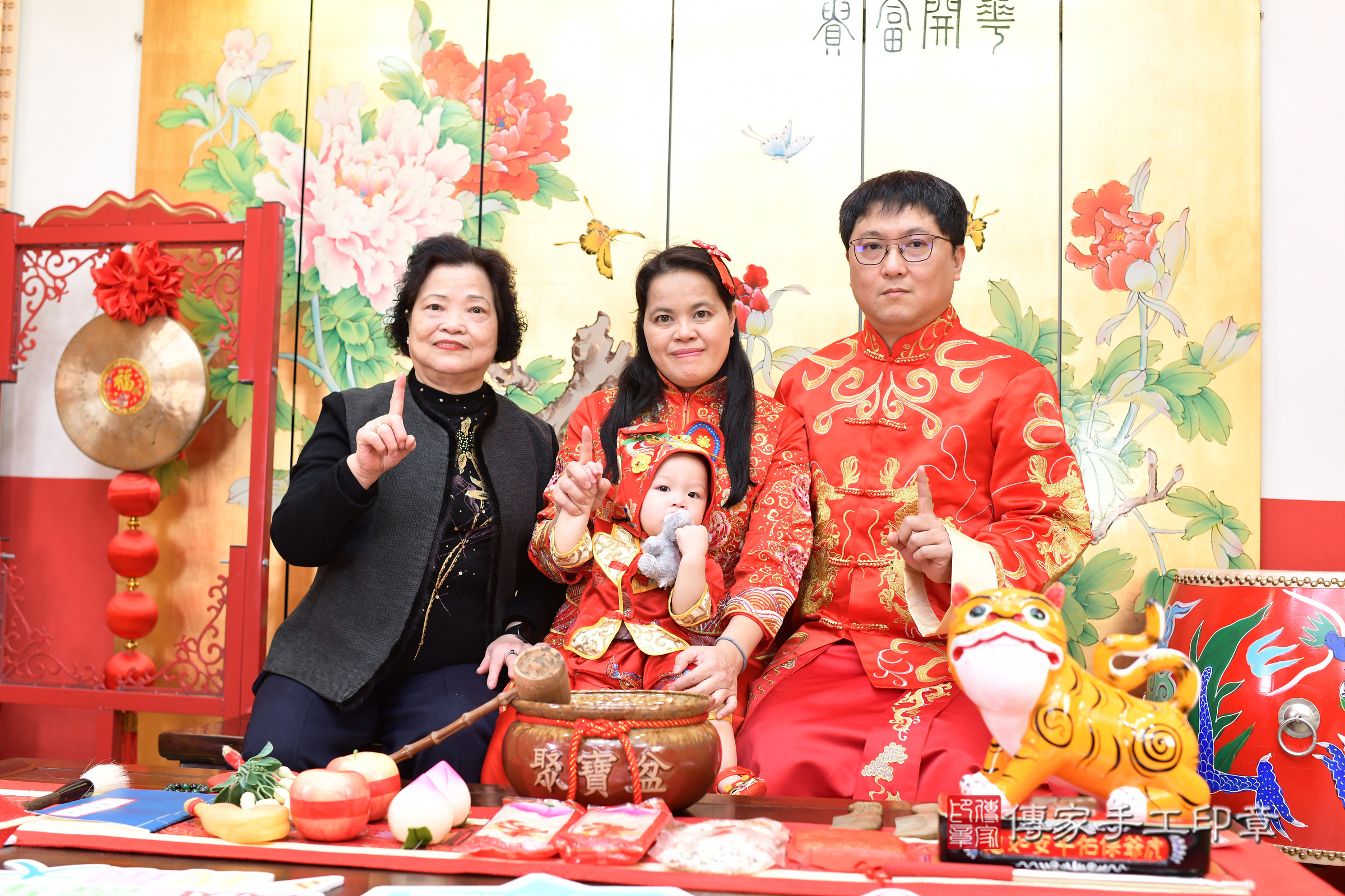 台北市大同區小峰寶寶抓周推薦：傳家台北店抓周度脺中國風會場，嬰兒古禮抓周流程儀式吉祥話、抓周道具物品24種、拍照。抓周證書。2025.1.3，照片21