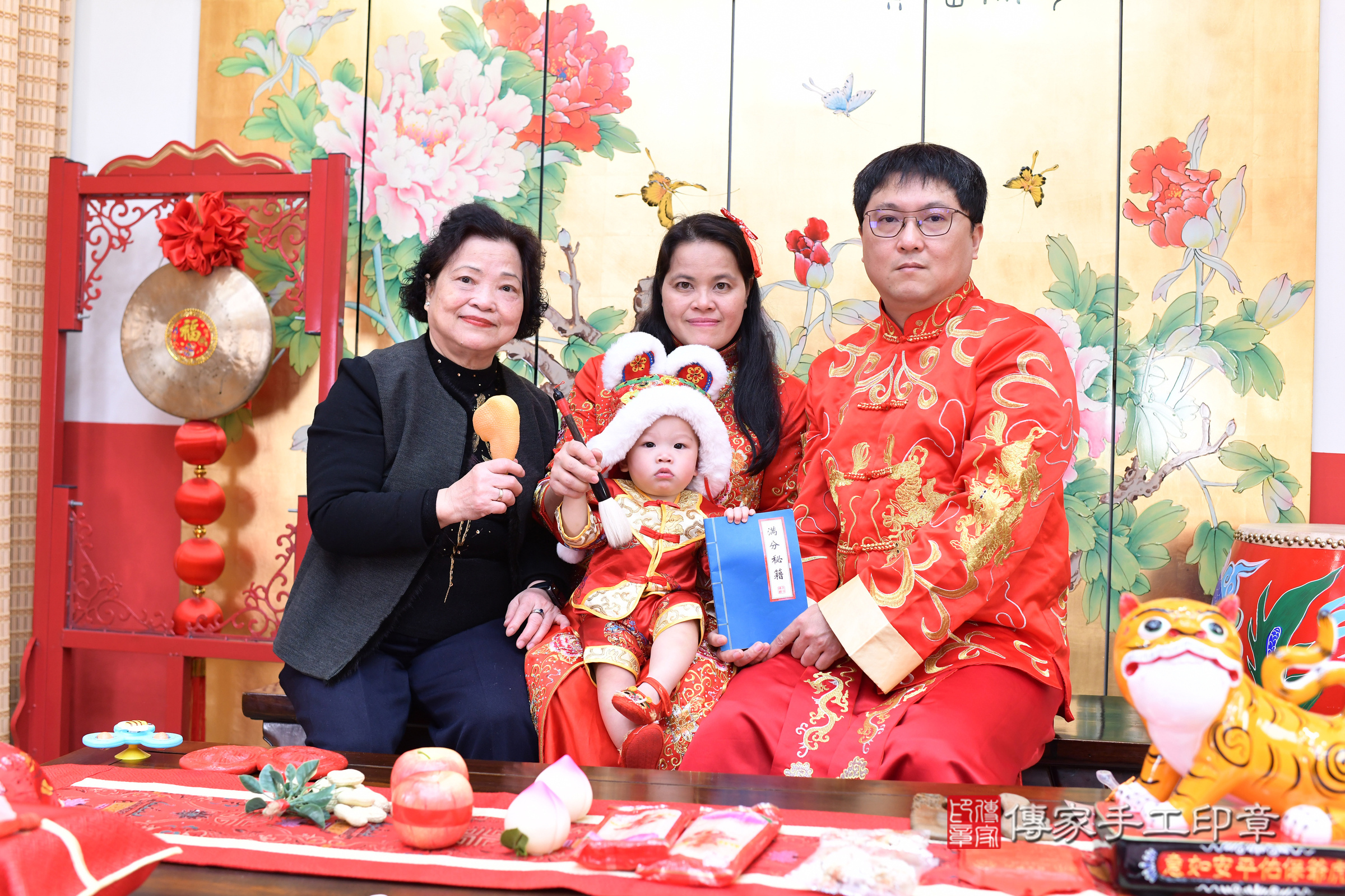 台北市大同區小峰寶寶抓周推薦：傳家台北店抓周度脺中國風會場，嬰兒古禮抓周流程儀式吉祥話、抓周道具物品24種、拍照。抓周證書。2025.1.3，照片19