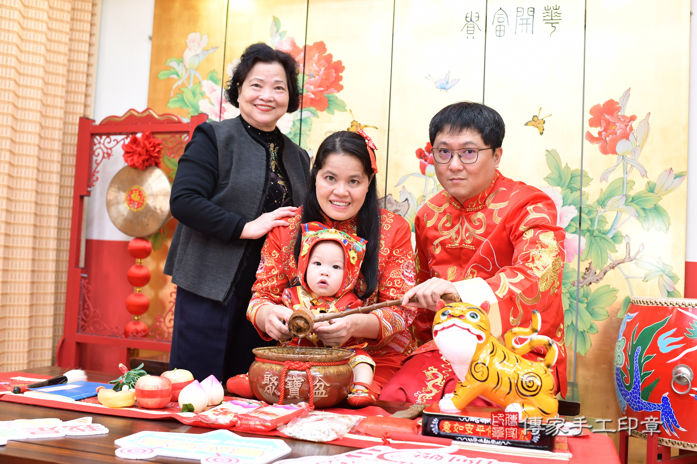 台北市大同區小峰寶寶抓周推薦：傳家台北店抓周度脺中國風會場，嬰兒古禮抓周流程儀式吉祥話、抓周道具物品24種、拍照。抓周證書。2025.1.3，照片13