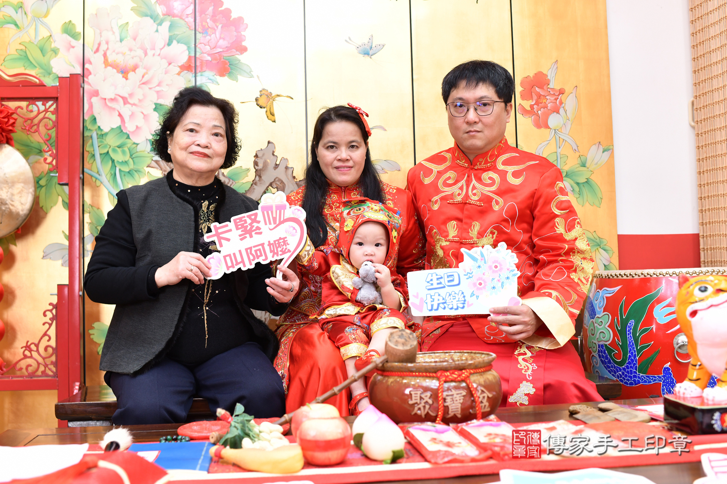 台北市大同區小峰寶寶抓周推薦：傳家台北店抓周度脺中國風會場，嬰兒古禮抓周流程儀式吉祥話、抓周道具物品24種、拍照。抓周證書。2025.1.3，照片23