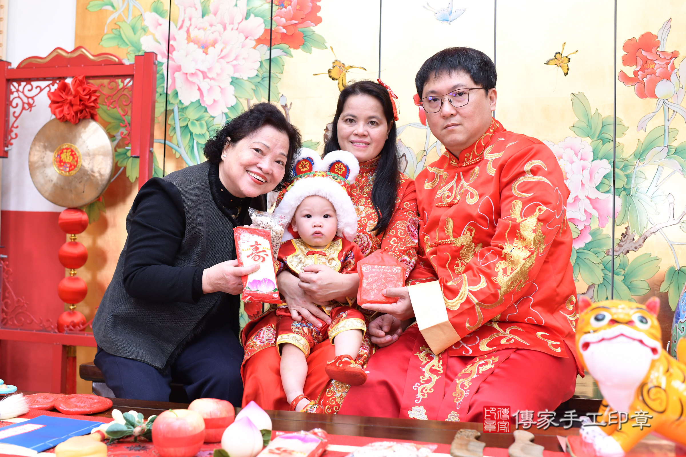 台北市大同區小峰寶寶抓周推薦：傳家台北店抓周度脺中國風會場，嬰兒古禮抓周流程儀式吉祥話、抓周道具物品24種、拍照。抓周證書。2025.1.3，照片17