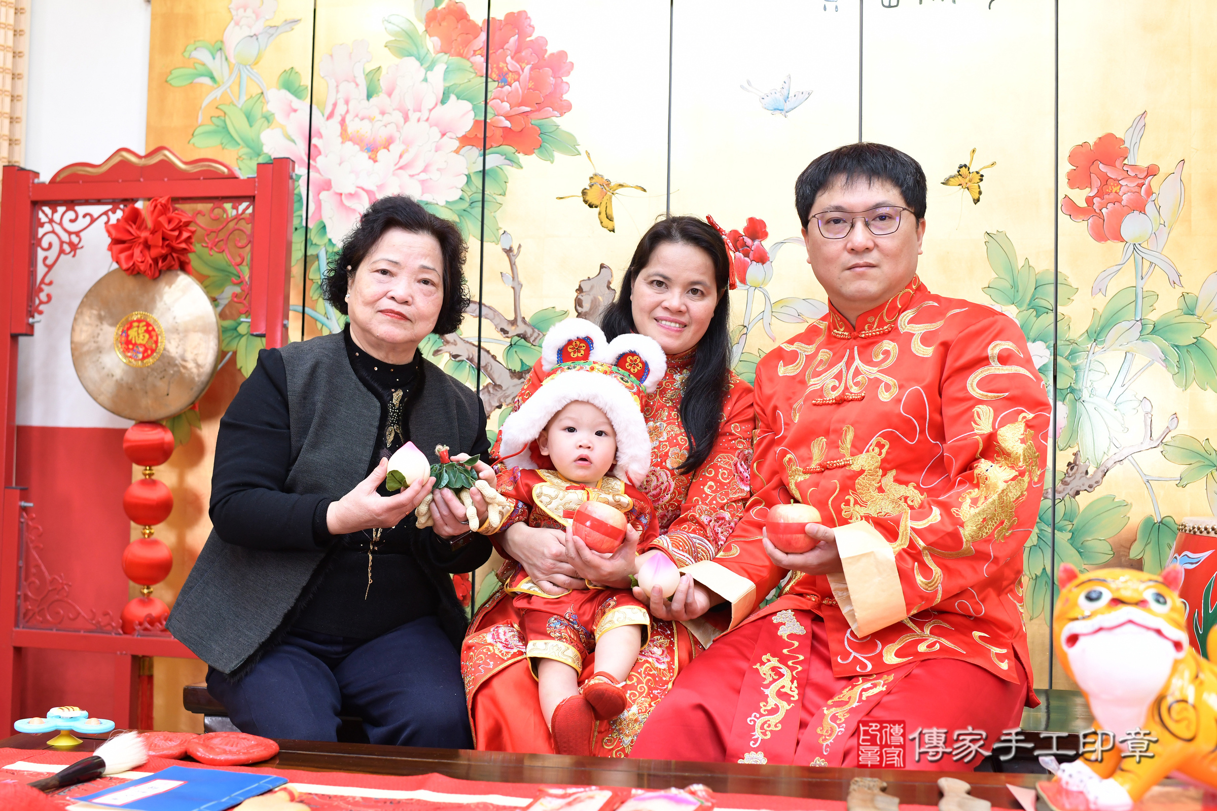 台北市大同區小峰寶寶抓周推薦：傳家台北店抓周度脺中國風會場，嬰兒古禮抓周流程儀式吉祥話、抓周道具物品24種、拍照。抓周證書。2025.1.3，照片18