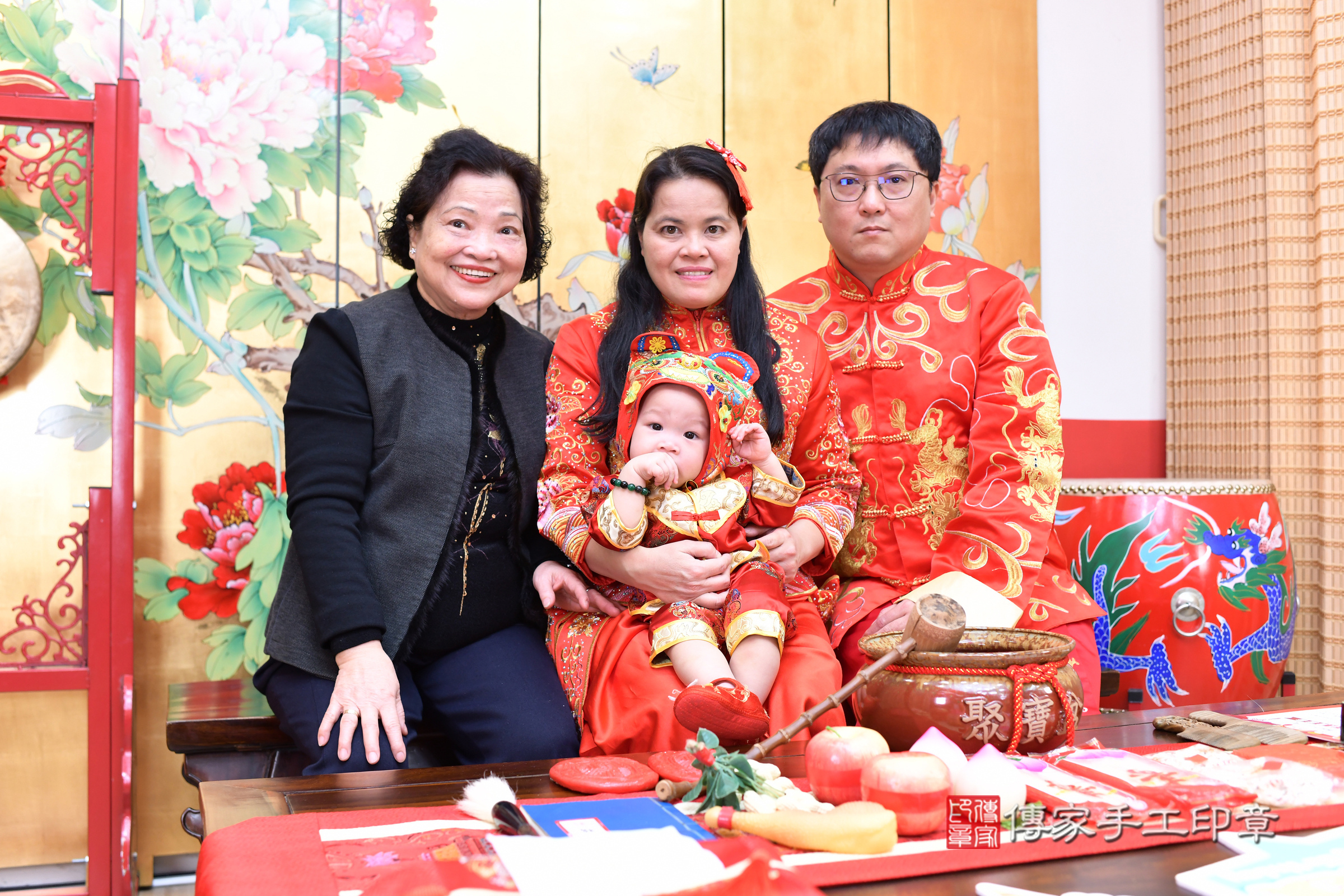 台北市大同區小峰寶寶抓周推薦：傳家台北店抓周度脺中國風會場，嬰兒古禮抓周流程儀式吉祥話、抓周道具物品24種、拍照。抓周證書。2025.1.3，照片24