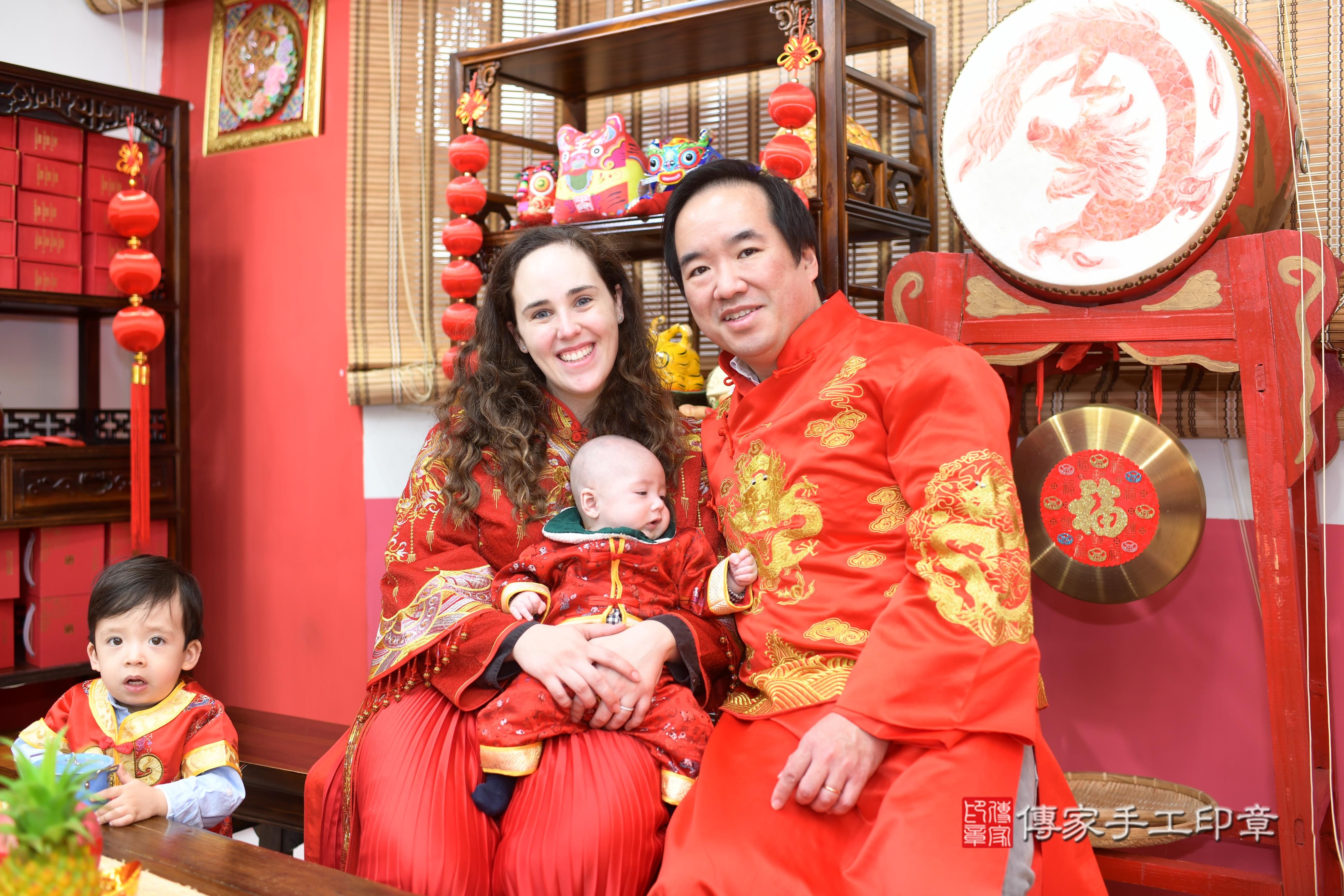 傳家手工印章高雄店、抓周、度脺、中國風會場、傳家嬰兒古禮、吉祥話、抓周道具物品24種、拍照。抓周證書。寶寶抓周、滿周歲、生日快樂、祝福