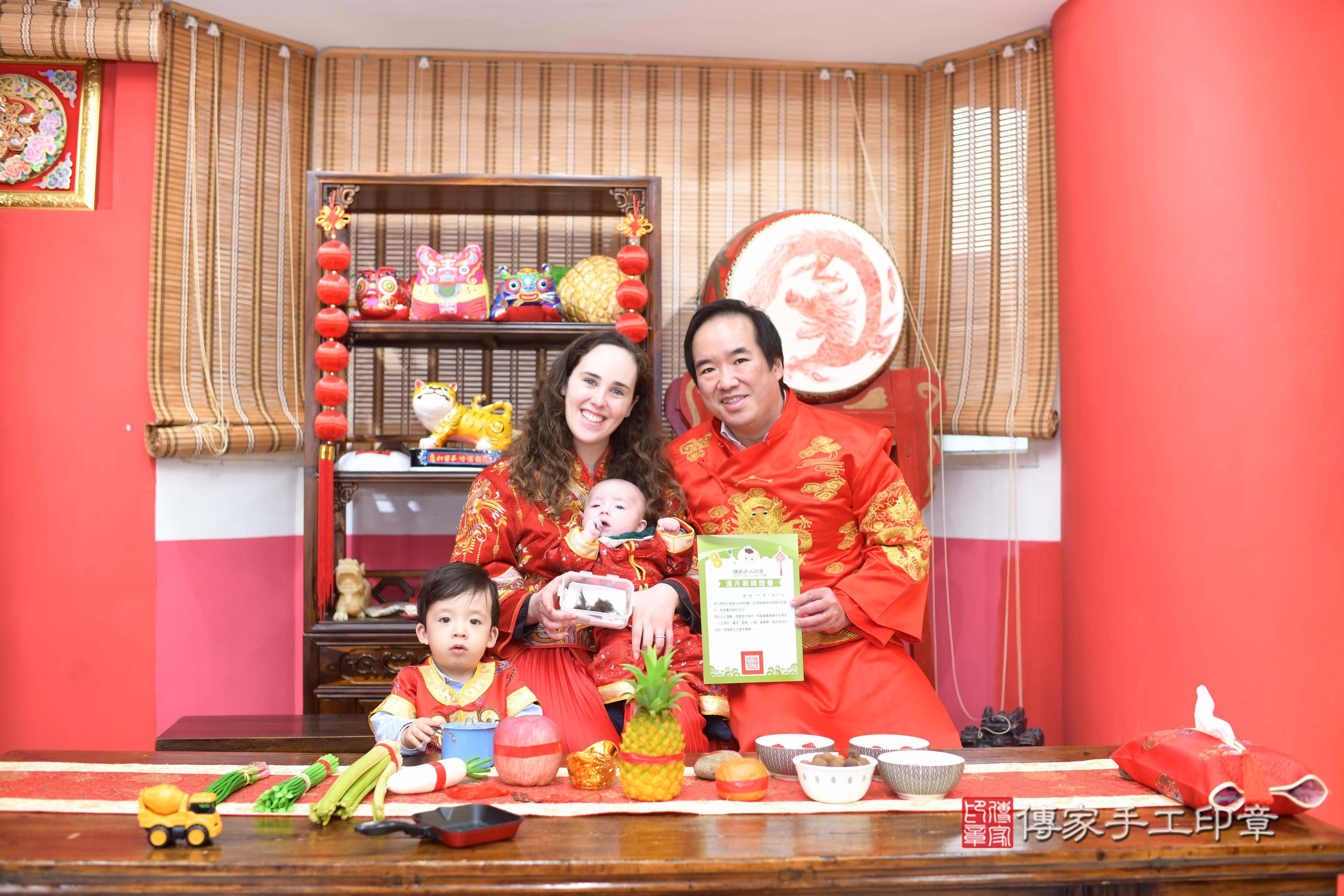傳家手工印章高雄店、抓周、度脺、中國風會場、傳家嬰兒古禮、吉祥話、抓周道具物品24種、拍照。抓周證書。寶寶抓周、滿周歲、生日快樂、祝福