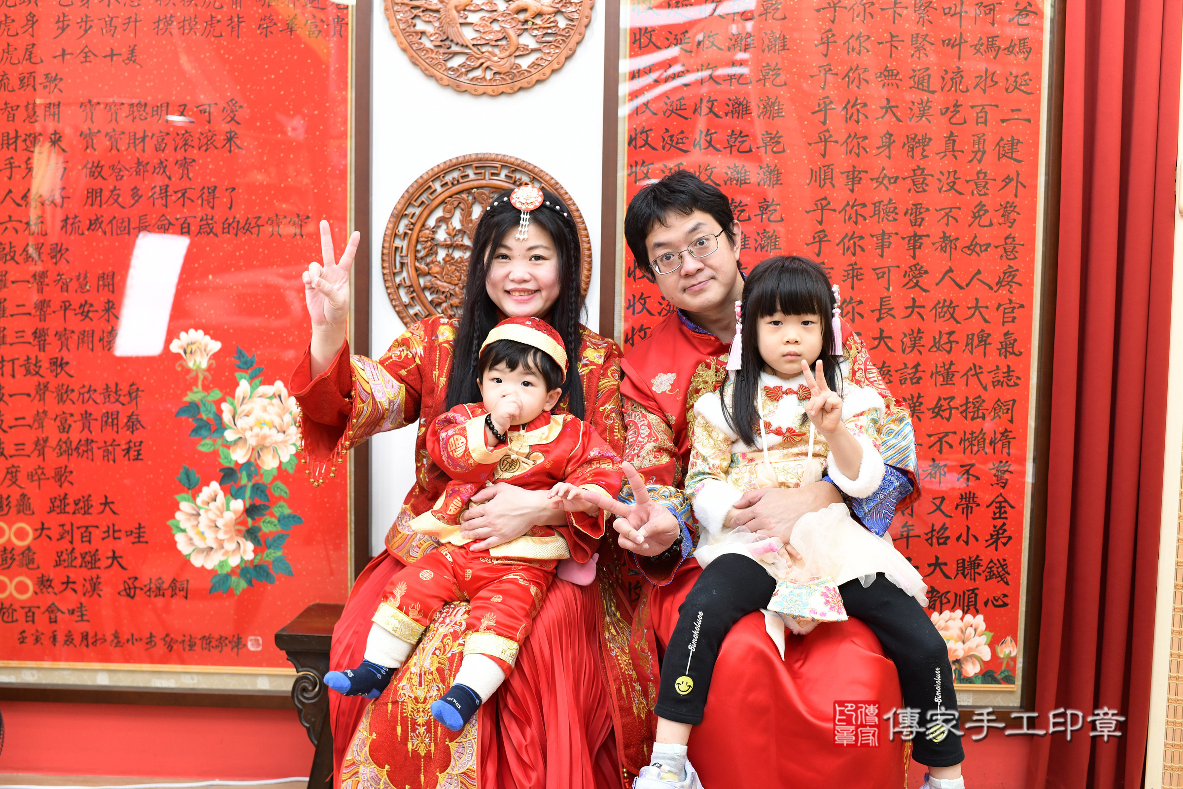 台北市大同區軒軒寶寶抓周推薦：傳家台北店抓周度脺中國風會場，嬰兒古禮抓周流程儀式吉祥話、抓周道具物品24種、拍照。抓周證書。2025.1.10，照片24